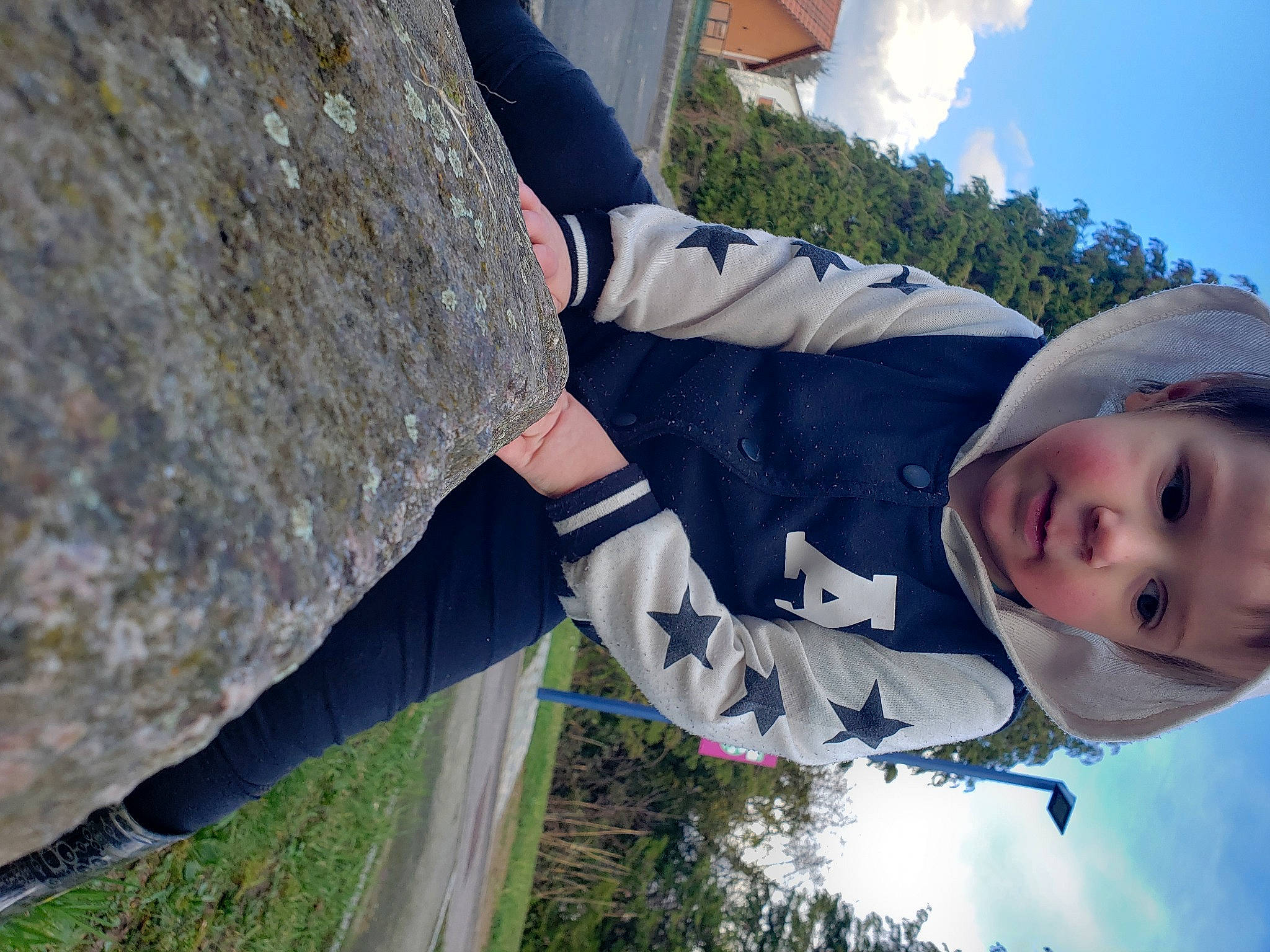 Giulian participe au concours pour gagner de l'argent avec cette photo : adventure, baby, child, cloud, fun, gesture, grass, happy, landscape, leisure, people_in_nature, person, plant, recreation, rock, sky, toddler, travel, tree, vacation