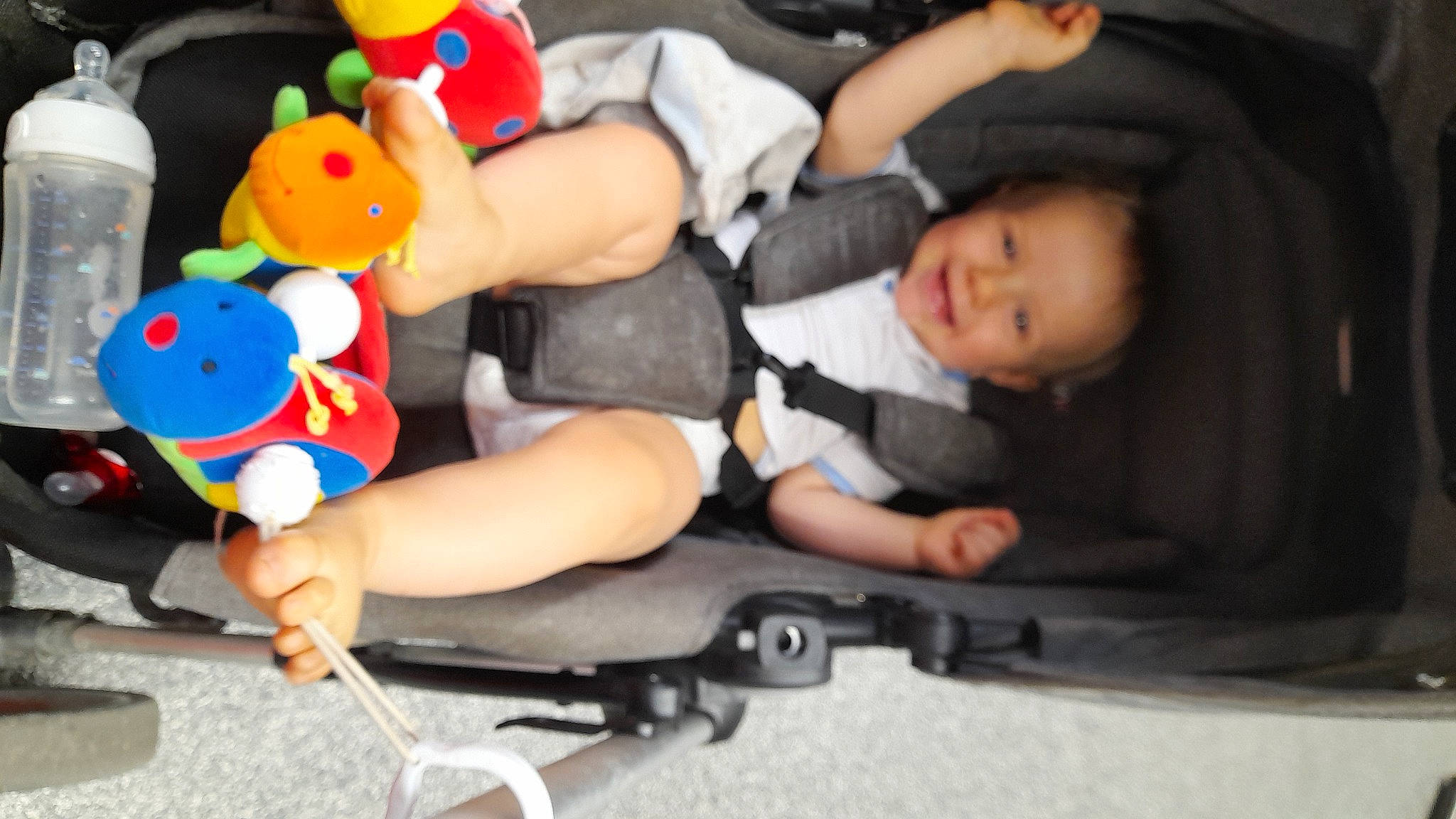 Giulian a rejoint le concours — aidez-le/la à gagner de superbes lots ! arm, baby, baby_products, baby_toddler_clothing, car_seat, child, comfort, fictional_character, fun, human_leg, joy, knee, lap, leisure, person, sitting, sock, stuffed_toy, t_shirt, thigh