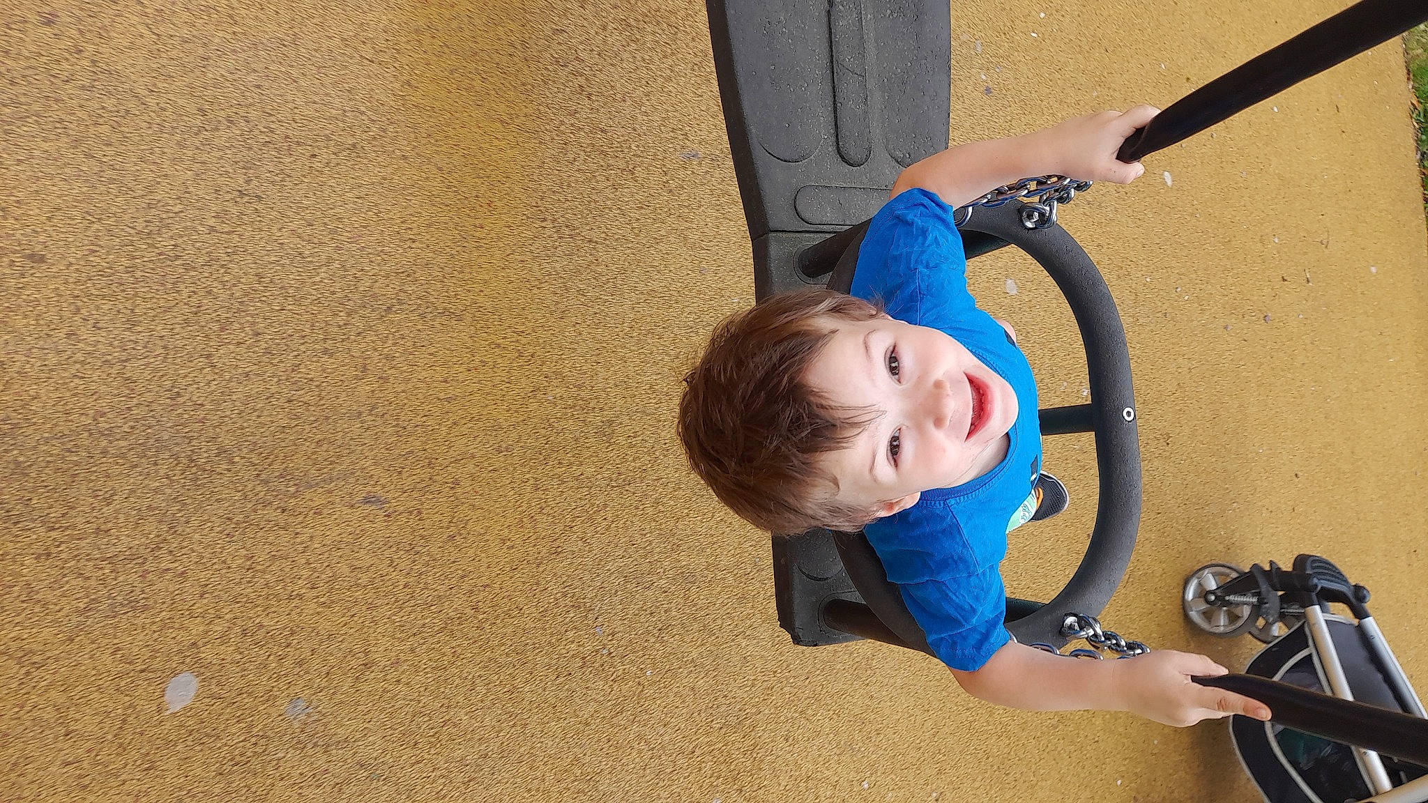 Louka participe au concours pour gagner de l'argent avec cette photo : automotive_tire, automotive_wheel_system, bicycle_tire, child, electric_blue, fun, helmet, joy, leisure, person, play, playground, recreation, rim, spoke, swing, tire, toddler, toy, vehicle_door