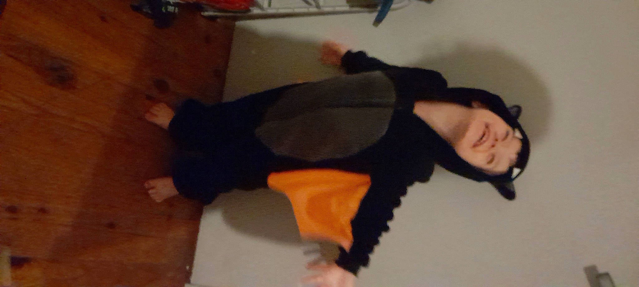 Louka participe au concours pour gagner de l'argent avec cette photo : event, flooring, fun, fur, hardwood, human_leg, joy, knee, person, room, sleeve, thigh, trunk, waist, wood, wrist