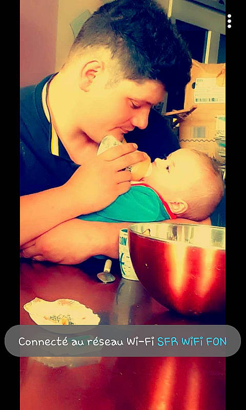 Louka a rejoint le concours — aidez-le/la à gagner de superbes lots ! cheek, child, eating, person, photo_caption, photography, toddler