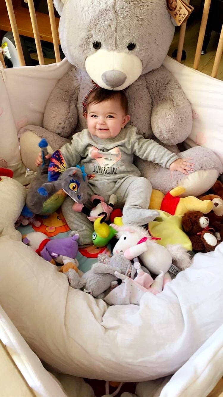 Alyson a rejoint le concours — aidez-le/la à gagner de superbes lots ! baby, baby_toys, child, joy, person, play, plush, product, room, stuffed_toy, teddy_bear, textile, toddler, toy