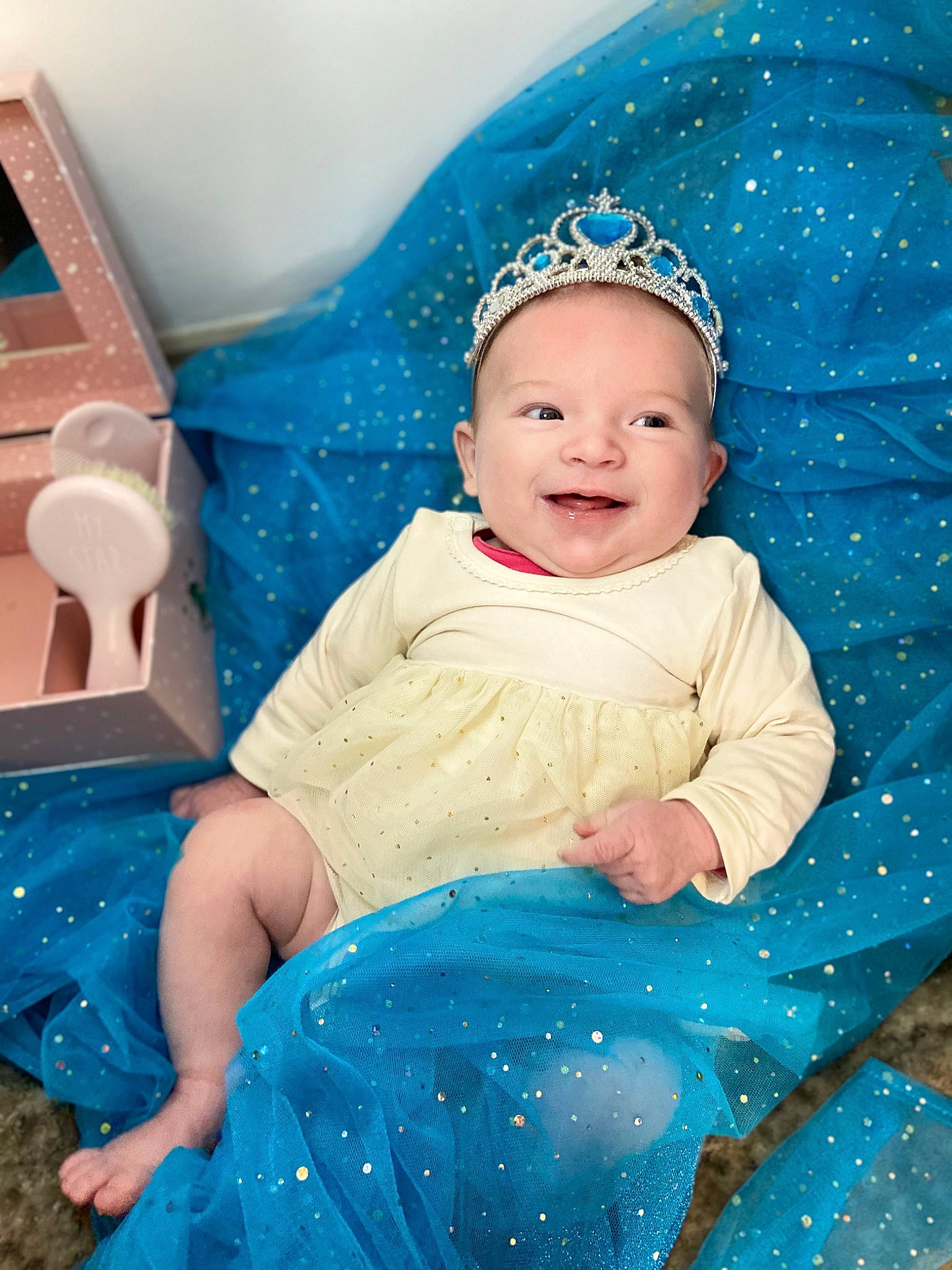 Alizée participe au concours pour gagner de l&#x27;argent avec cette photo : aqua, baby, baby_toddler_clothing, blue, bonnet, child, child_model, costume_accessory, embellishment, hair_accessory, headband, headgear, headpiece, iris, joy, nose, person, portrait_photography, sitting, teal