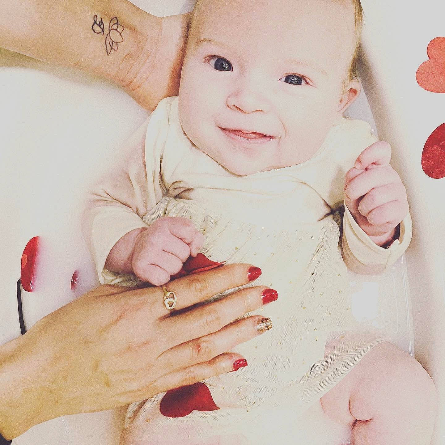 Alizée participe au concours pour gagner de l&#x27;argent avec cette photo : baby, baby_grabbing_for_something, baby_laughing, baby_toddler_clothing, cheek, chest, child, eye, finger, hand, happy, joy, mouth, nail, nail_care, organ, person, product, skin, stomach