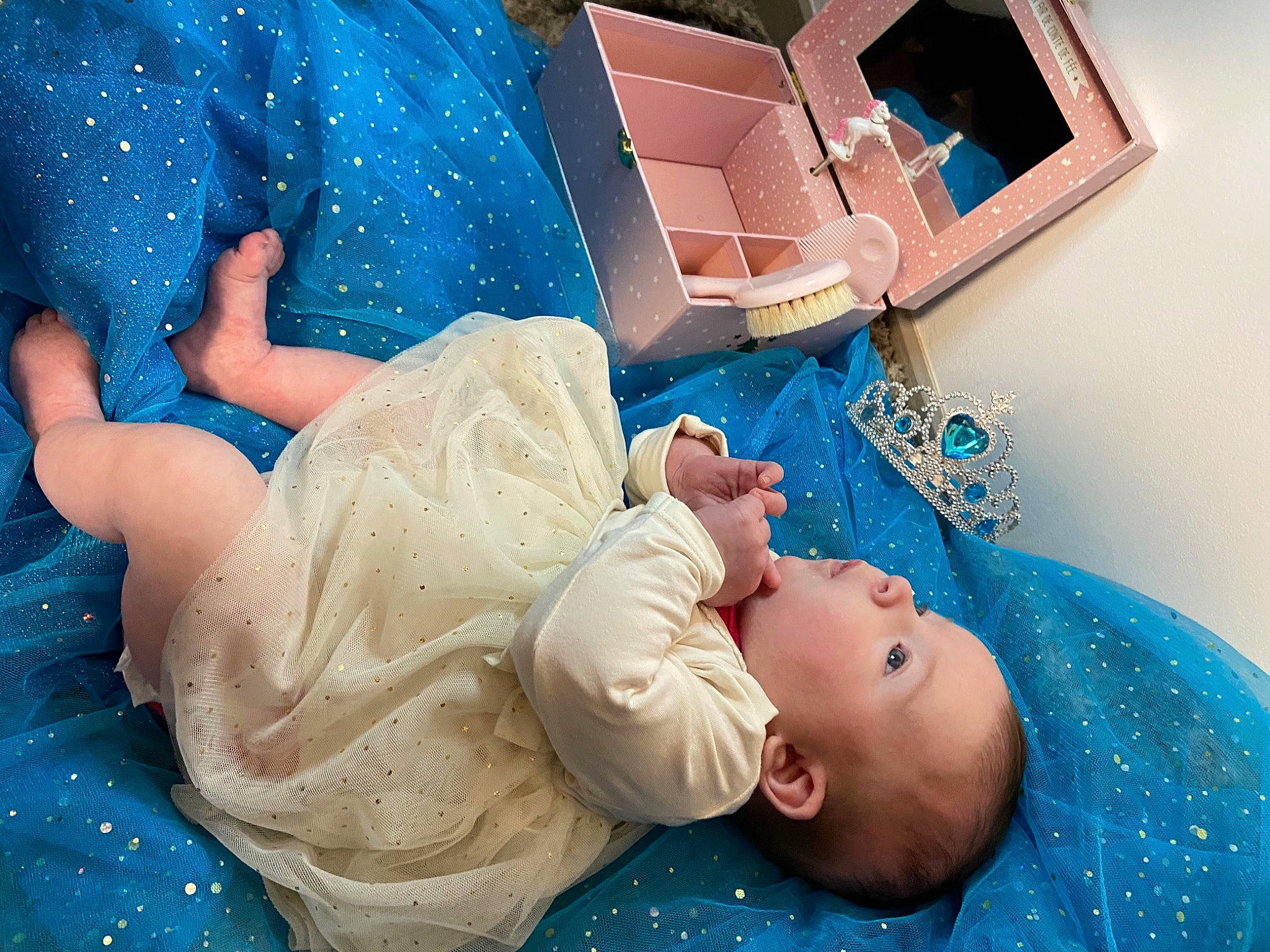 Alizée participe au concours pour gagner de l&#x27;argent avec cette photo : baby, baby_products, baby_toddler_clothing, birth, box, child, childbirth, clinic, comfort, health_care, hospital, hospital_bed, medical, medical_equipment, medical_procedure, patient, pediatrics, person, service, skin