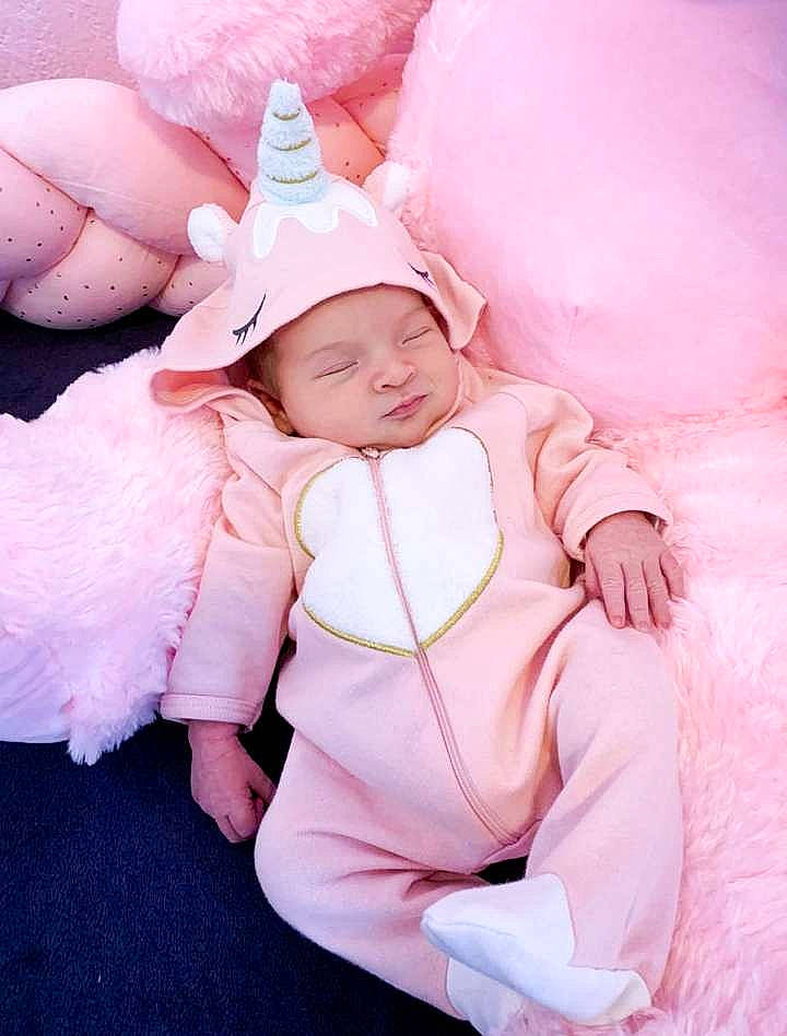 Alizée participe au concours pour gagner de l&#x27;argent avec cette photo : baby, baby_laughing, baby_products, baby_toddler_clothing, bonnet, child_model, comfort, costume_accessory, costume_hat, headwear, peach, person, pink