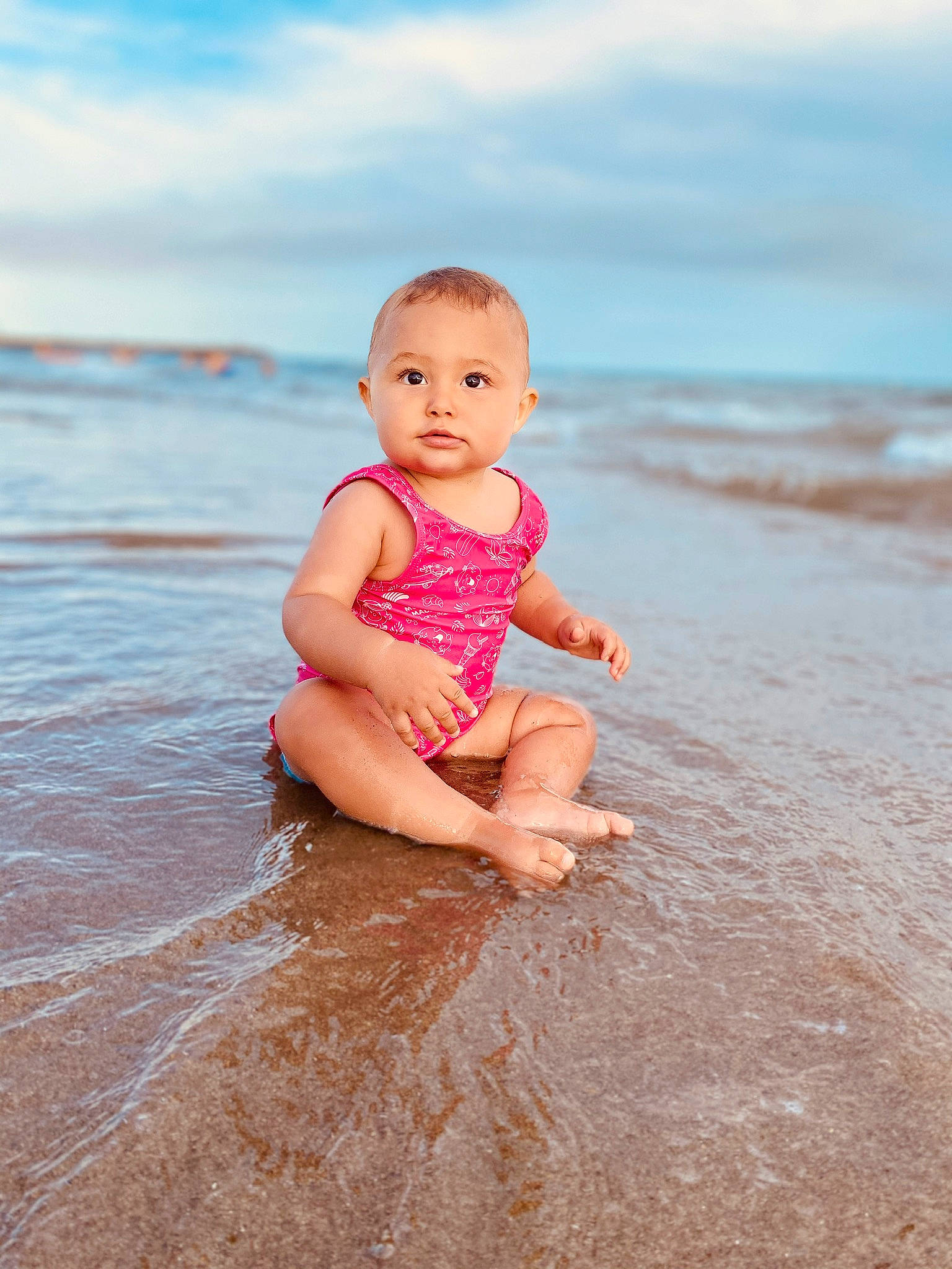 Jade a rejoint le concours — aidez-le/la à gagner de superbes lots ! baby, beach, child, coast, fun, ocean, person, photograph, photography, pink, play, sand, sea, shore, skin, sky, summer, toddler, vacation, water