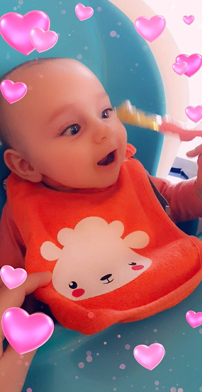 Anaé participe au concours pour gagner de l'argent avec cette photo : baby, baby_toddler_clothing, cheek, child, chin, facial_expression, fun, happy, lip, nose, person, pink, product, red, skin, smile, snapshot, sweetness, textile, toddler