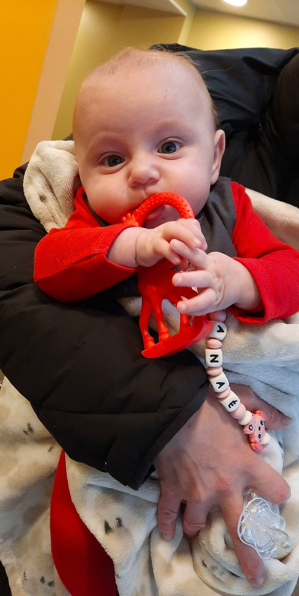 Anaé participe au concours pour gagner de l'argent avec cette photo : arm, baby, baby_toddler_clothing, cheek, comfort, eye, face, finger, gesture, iris, joint, lip, mouth, nose, orange, person, skin, sleeve, textile, toddler