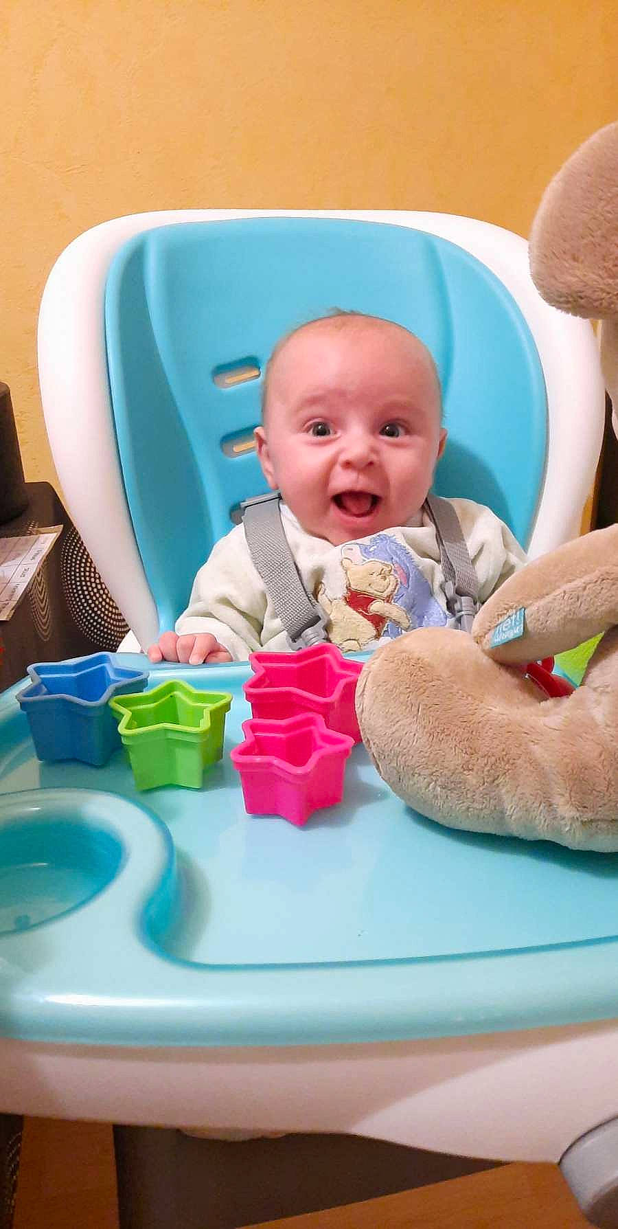 Anaé a rejoint le concours — aidez-le/la à gagner de superbes lots ! baby, baby_laughing, baby_playing_with_toys, baby_products, baby_toddler_clothing, chair, child, comfort, event, facial_expression, finger, fun, happy, leisure, person, product, room, sitting, smile, tableware