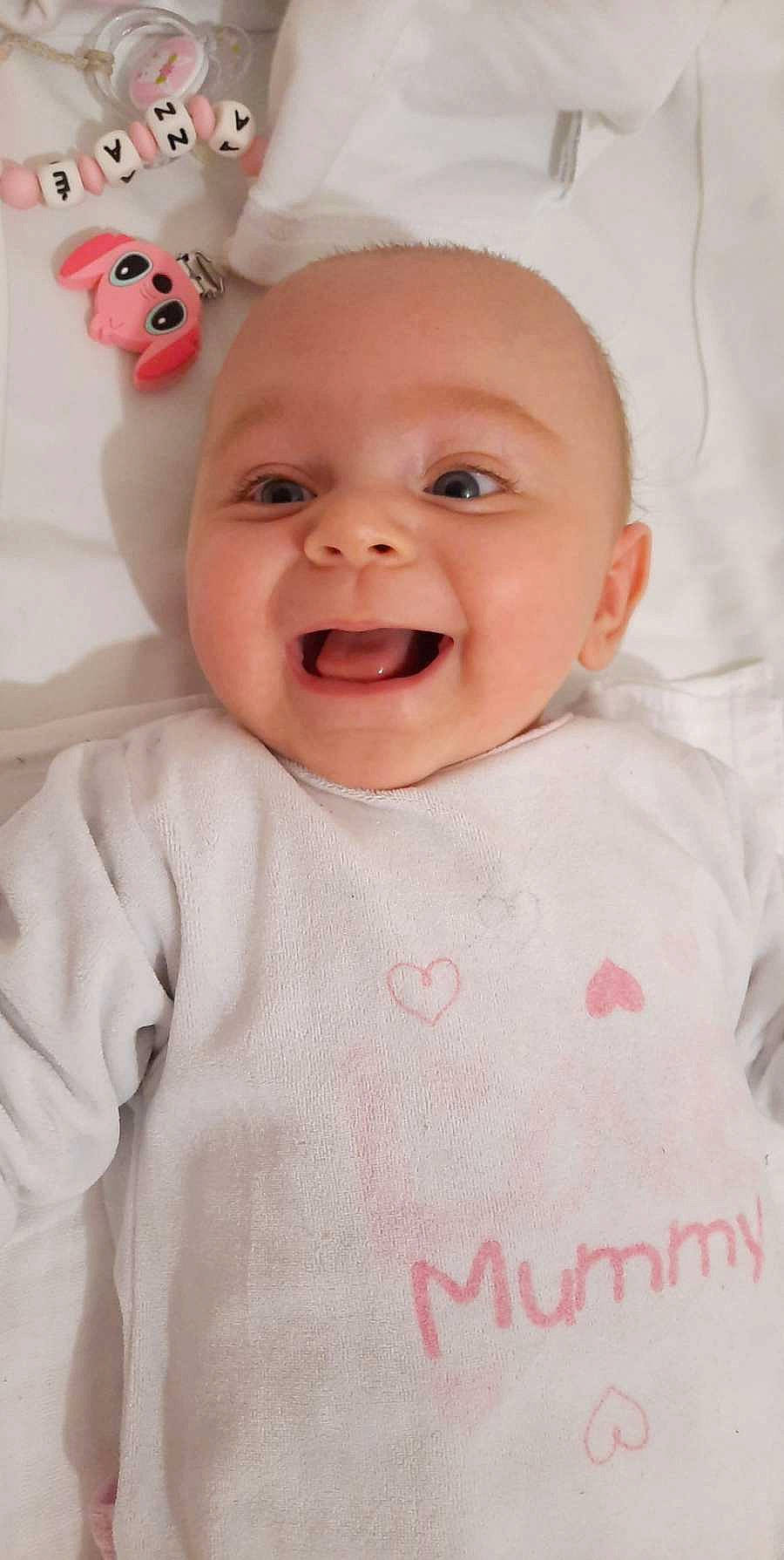 Anaé participe au concours pour gagner de l'argent avec cette photo : baby, baby_toddler_clothing, cheek, chin, eye, face, facial_expression, happy, head, lip, mouth, neck, nose, person, pink, skin, sleeve, smile, textile, toddler