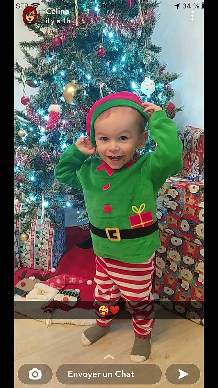 Ayden participe au concours pour gagner de l'argent avec cette photo : baby, baby_toddler_clothing, christmas, christmas_decoration, christmas_eve, christmas_ornament, christmas_tree, event, face, facial_expression, green, happy, headwear, holiday, holiday_ornament, ornament, person, red, sleeve, smile