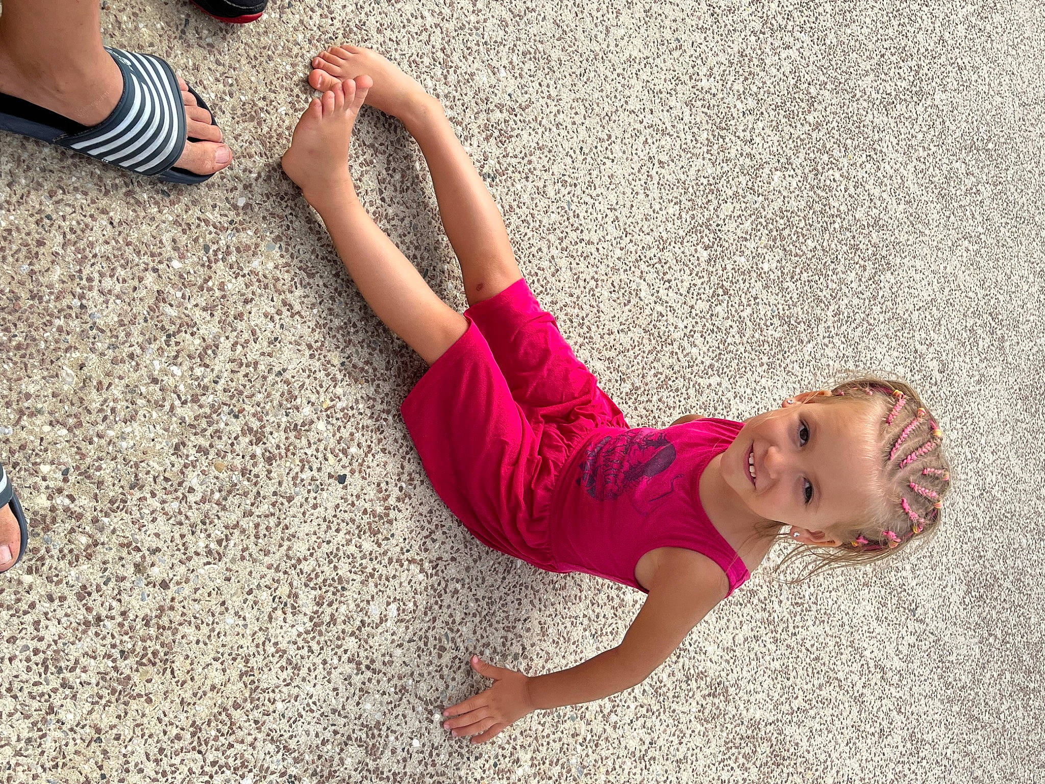 Ambre participe au concours pour gagner de l'argent avec cette photo : baby_toddler_clothing, barefoot, calf, finger, floor, flooring, foot, fun, grass, happy, human_leg, joint, joy, knee, leg, leisure, people_in_nature, person, pink, thigh