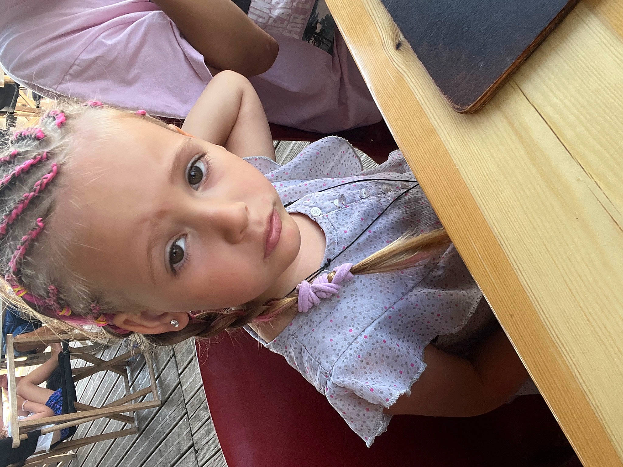 Ambre participe au concours pour gagner de l'argent avec cette photo : bench, black_hair, child, eyebrow, eyelash, fashion_design, fun, happy, jewellery, leisure, lip, long_hair, person, portrait_photography, sitting, skin, smile, tree, vacation, wood