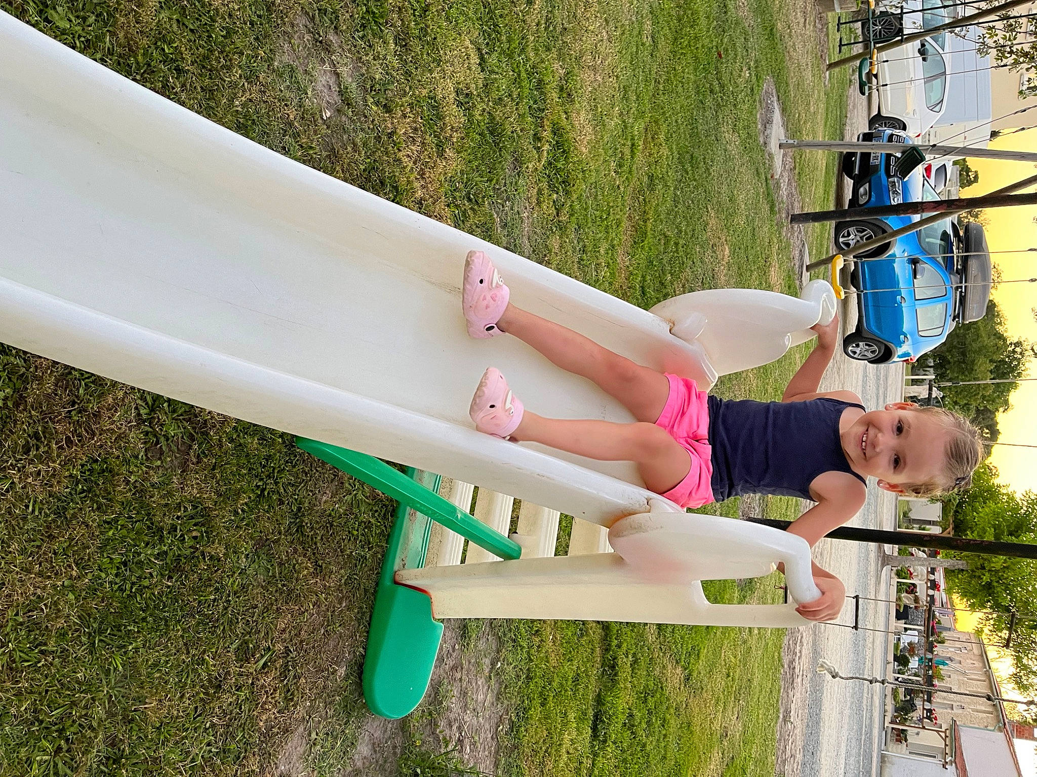 Ambre participe au concours pour gagner de l'argent avec cette photo : boats_and_boating_equipment_and_supplies, elbow, fun, grass, human_leg, joy, knee, leisure, monoplane, outdoor_furniture, people_in_nature, person, plant, recreation, shorts, thigh, tree, white, wing, wood