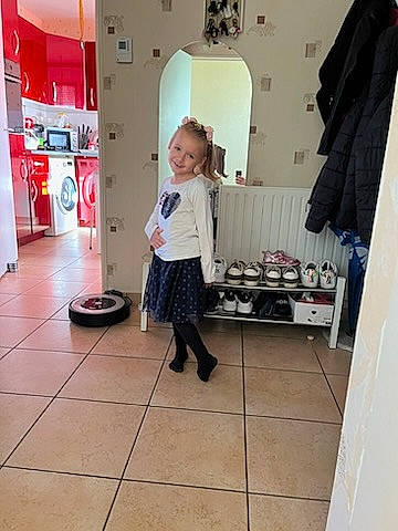 Ambre participe au concours pour gagner de l'argent avec cette photo : bag, building, child, fashion_design, floor, flooring, fun, hardwood, house, joy, luggage_and_bags, pattern, person, room, shelf, sleeve, smile, t_shirt, toddler, waist