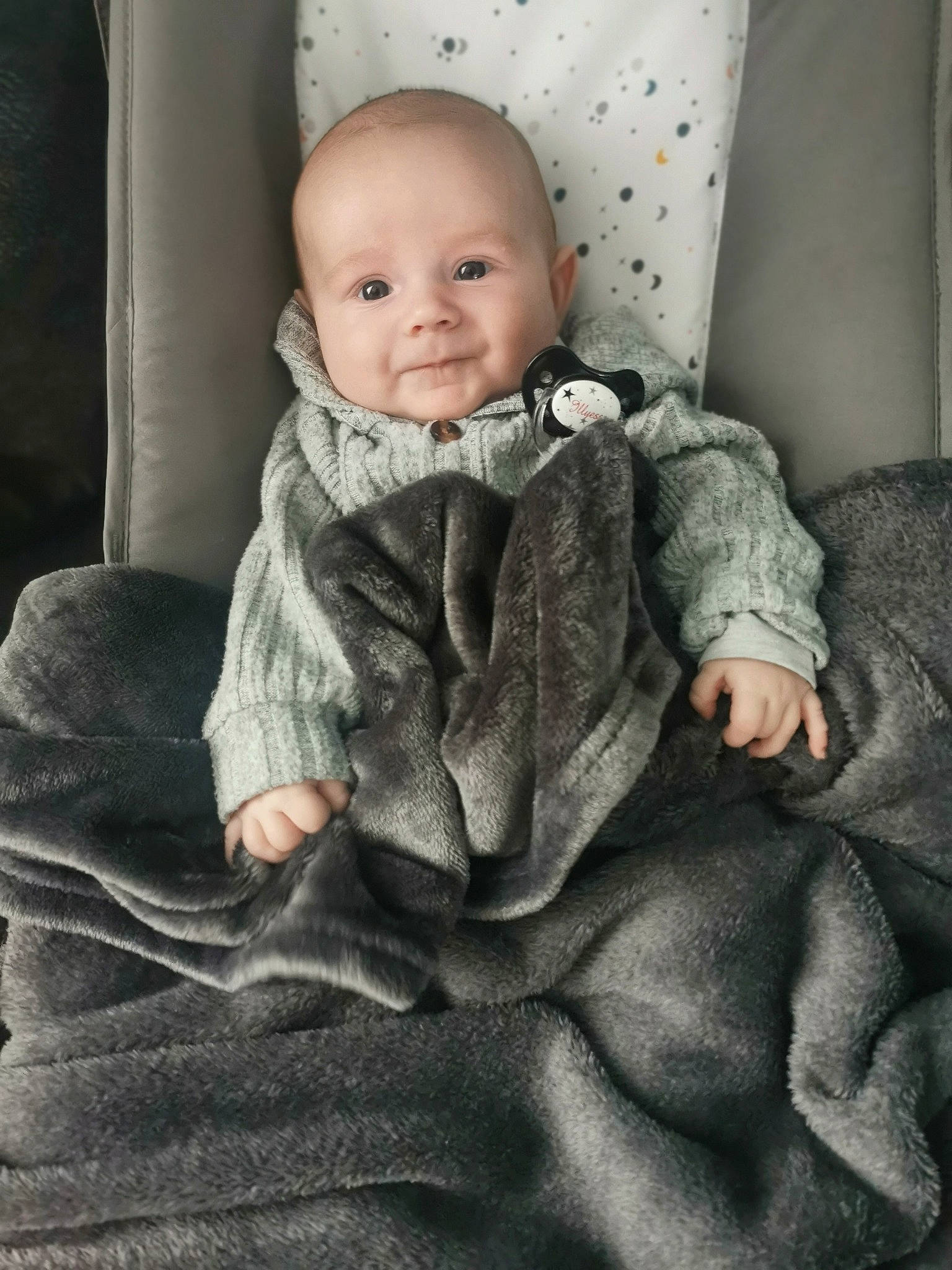 Illyesse a rejoint le concours — aidez-le/la à gagner de superbes lots ! baby, baby_toddler_clothing, cheek, comfort, eye, facial_expression, flash_photography, grey, hairstyle, head, human, human_body, iris, leg, person, skin, sleeve, smile, standing, style