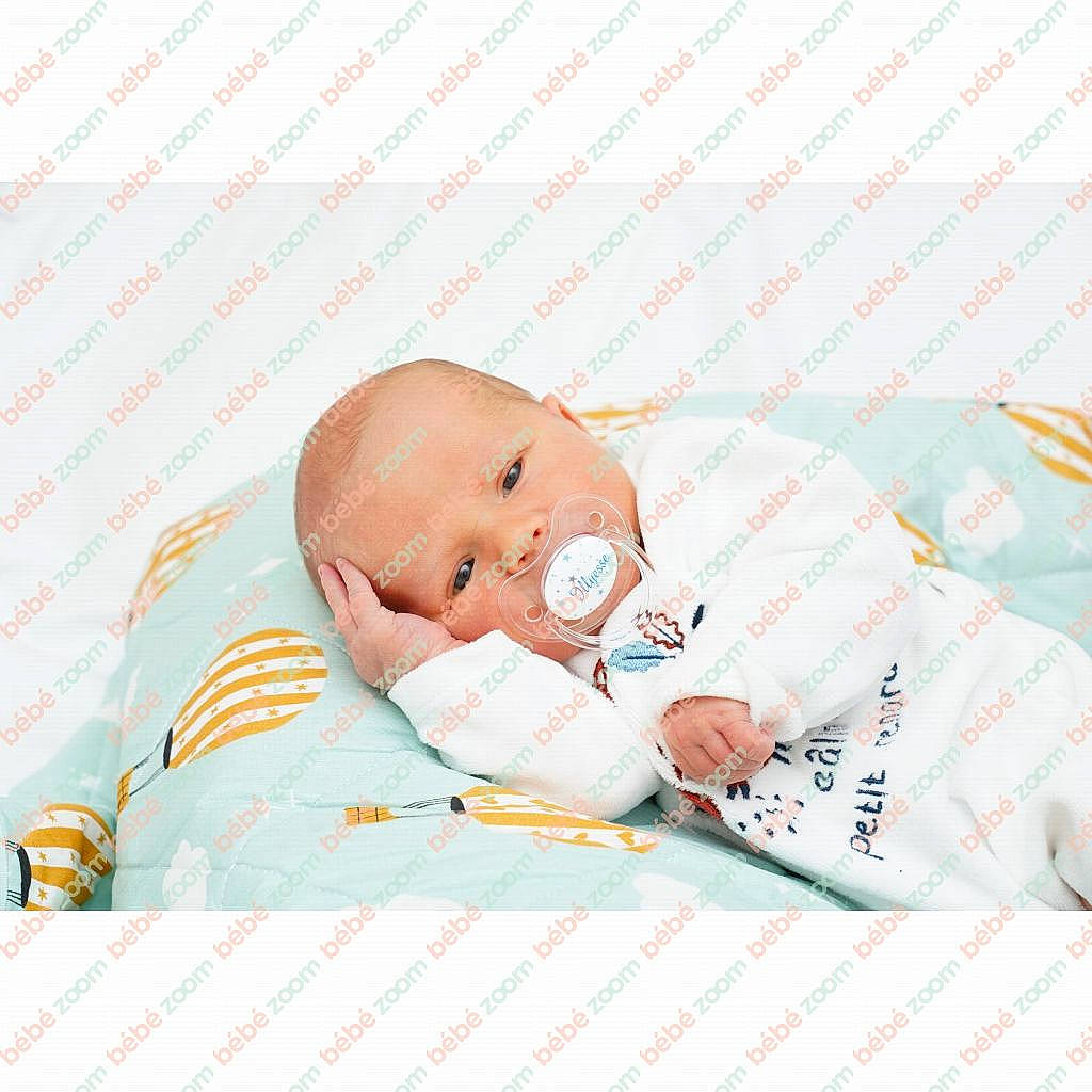 Illyesse participe au concours pour gagner de l'argent avec cette photo : baby, baby_products, baby_safety, baby_toddler_clothing, bed_sheet, bedding, bedtime, child, comfort, flooring, grass, leisure, linens, pattern, person, room, sleeve, textile, toddler