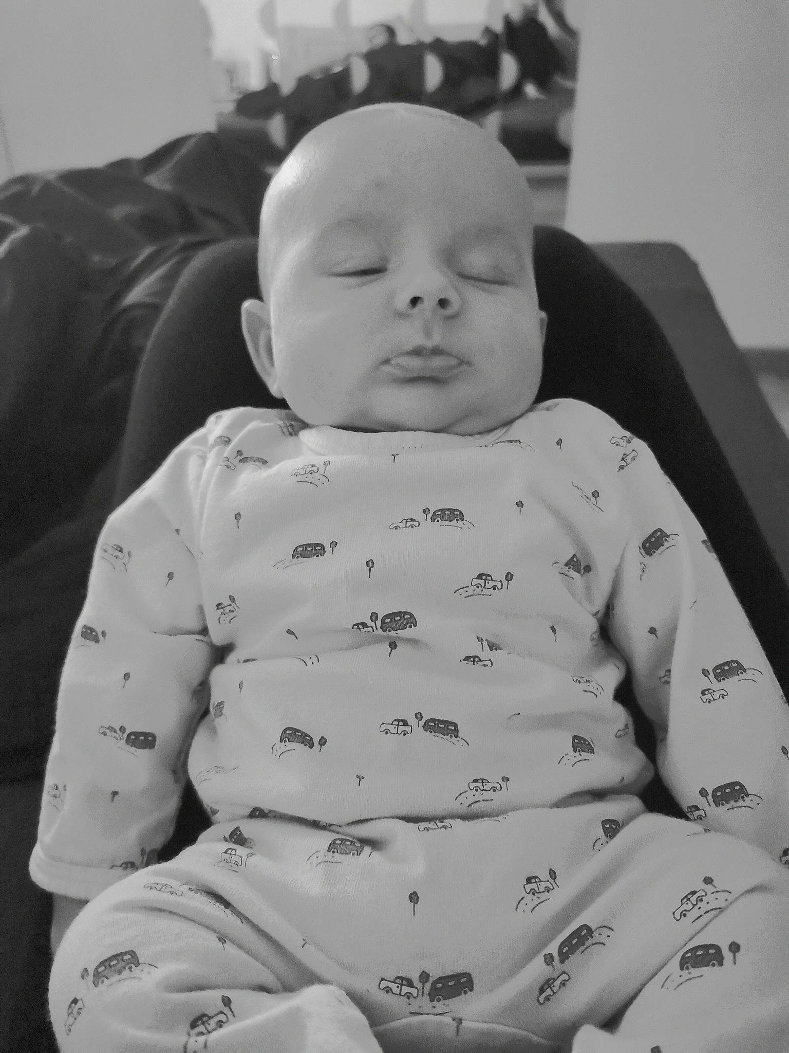 Illyesse a rejoint le concours — aidez-le/la à gagner de superbes lots ! baby, baby_products, baby_toddler_clothing, black, cheek, child, comfort, hand, happy, human_body, linens, monochrome, monochrome_photography, mouth, person, sitting, skin, sleeve, smile, toddler