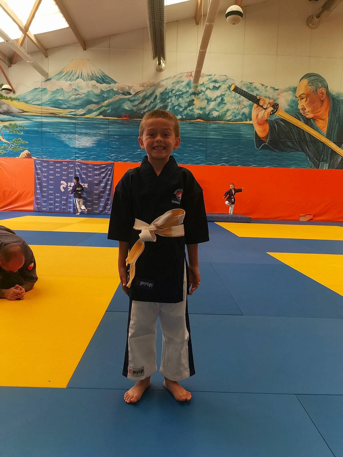 Lyam a rejoint le concours — aidez-le/la à gagner de superbes lots ! art, competition_event, contact_sport, event, flooring, folk_instrument, fun, individual_sports, japanese_martial_arts, joy, kung_fu, leisure, martial_arts, martial_arts_uniform, musical_instrument, person, recreation, room, sports, t_shirt