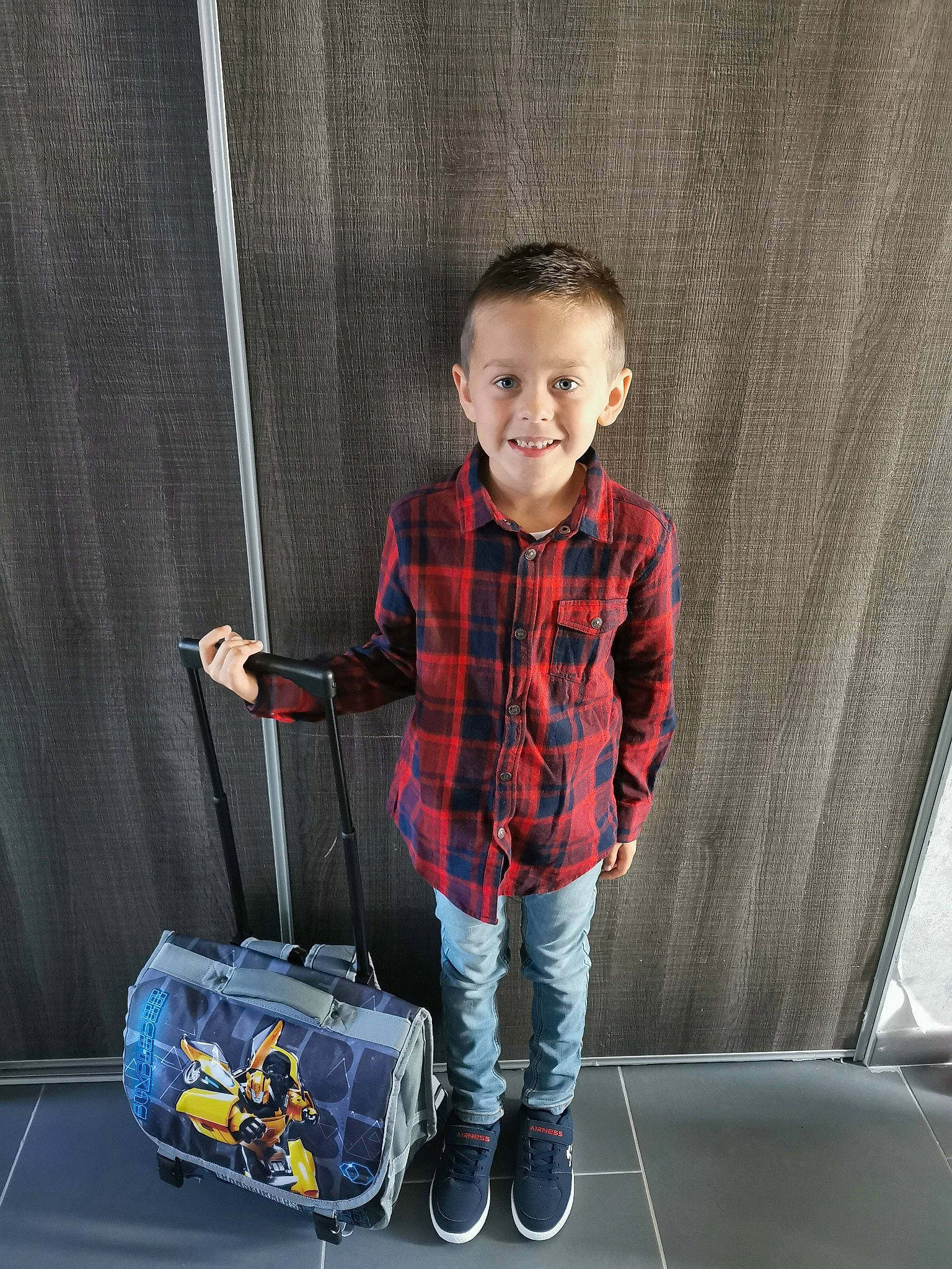 Lyam a rejoint le concours — aidez-le/la à gagner de superbes lots ! automotive_lighting, bag, bumper, denim, dress_shirt, electric_blue, fun, happy, hood, joy, luggage_and_bags, pattern, person, plaid, sleeve, smile, t_shirt, tartan, toddler, toy