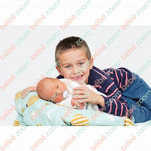 Lyam participe au concours pour gagner de l'argent avec cette photo : baby, baby_toddler_clothing, child, comfort, font, fun, gesture, happy, joy, linens, love, pattern, people_in_nature, person, portrait_photography, sharing, sitting, skin, sleeve, smile