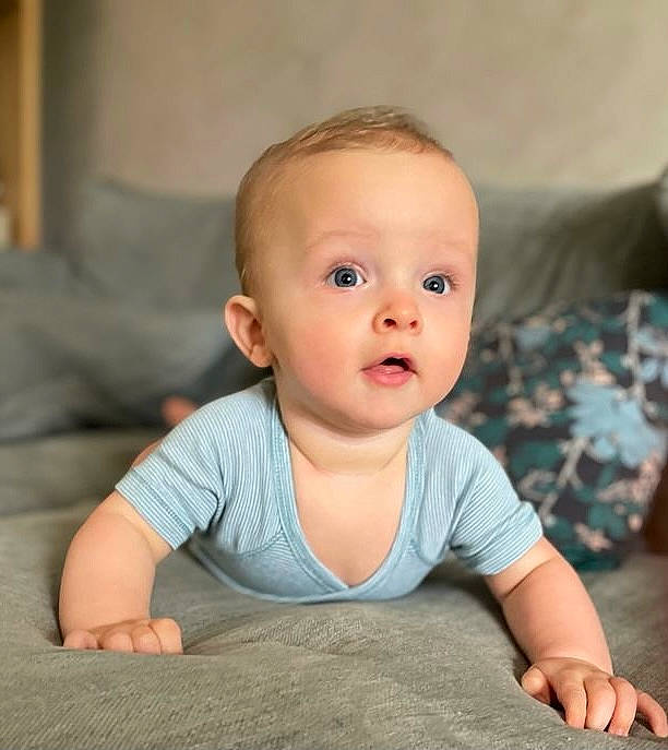 Sam participe au concours pour gagner de l'argent avec cette photo : baby, baby_toddler_clothing, cheek, chin, comfort, flash_photography, floor, flooring, grey, happy, head, human_body, iris, lip, mouth, neck, nose, person, skin, sleeve