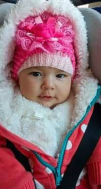 Abigail a rejoint le concours — aidez-le/la à gagner de superbes lots ! baby, beanie, bonnet, cap, cheek, child, crochet, eye, face, fur, head, headgear, knit_cap, nose, person, pink, skin, smile, toddler, wool