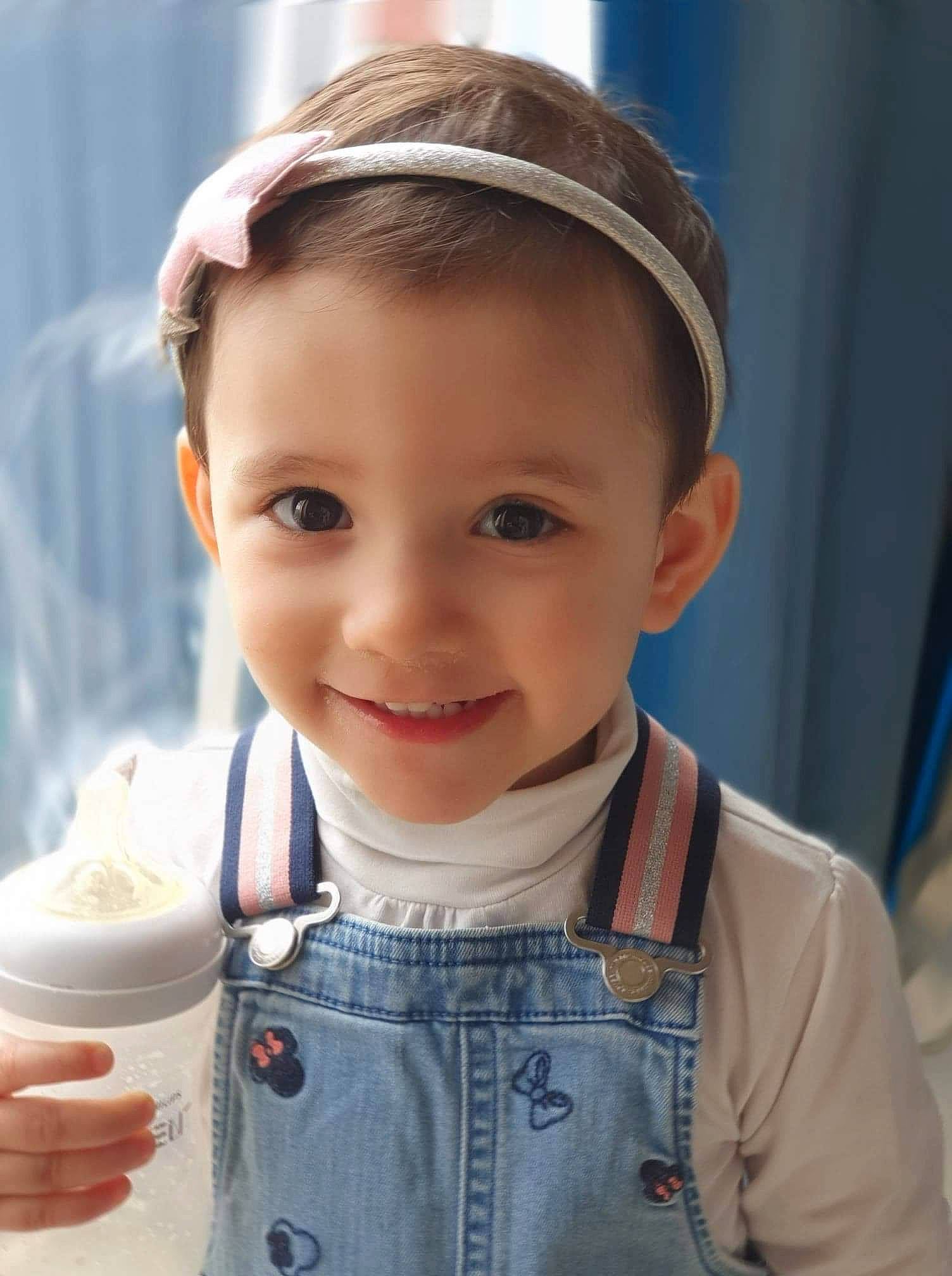 Livia a rejoint le concours — aidez-le/la à gagner de superbes lots ! baby, baby_toddler_clothing, cheek, child, chin, cool, eye, eyelash, facial_expression, hairstyle, happy, iris, joy, milk, neck, nose, person, skin, sleeve, smile