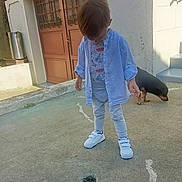 Teo a rejoint le concours — aidez-le/la à gagner de superbes lots ! toddler, child, dog, concrete, hole, door, stairs, outdoor, curious, footwear, clothing, person, animal, pet, wall, sunlight, shadow, casual, exploring, daytime
