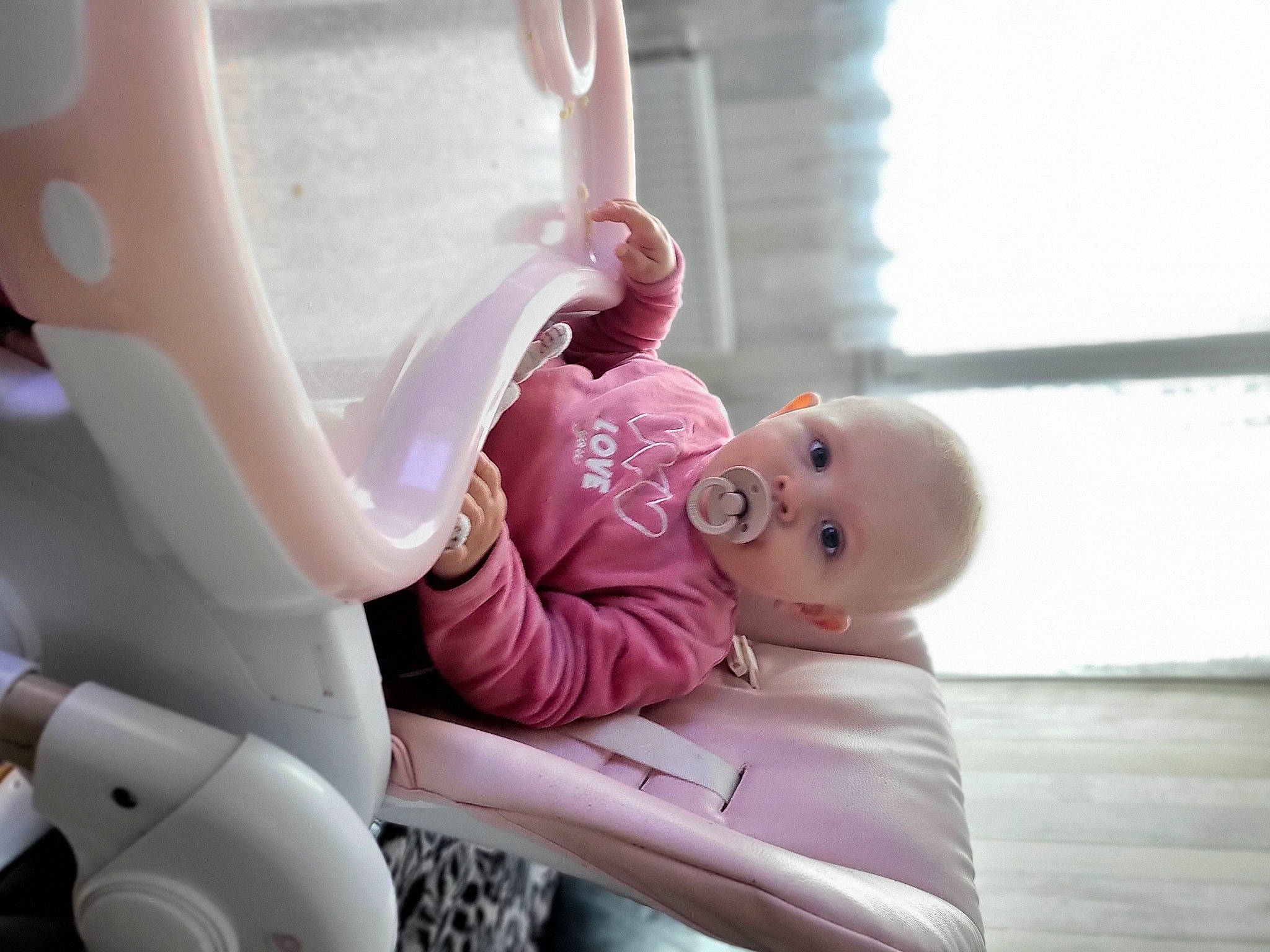 Camélia participe au concours pour gagner de l'argent avec cette photo : arm, baby, baby_toddler_clothing, child, comfort, finger, gesture, hand, happy, human_body, human_leg, joint, knee, leg, magenta, person, pink, purple, skin, toddler