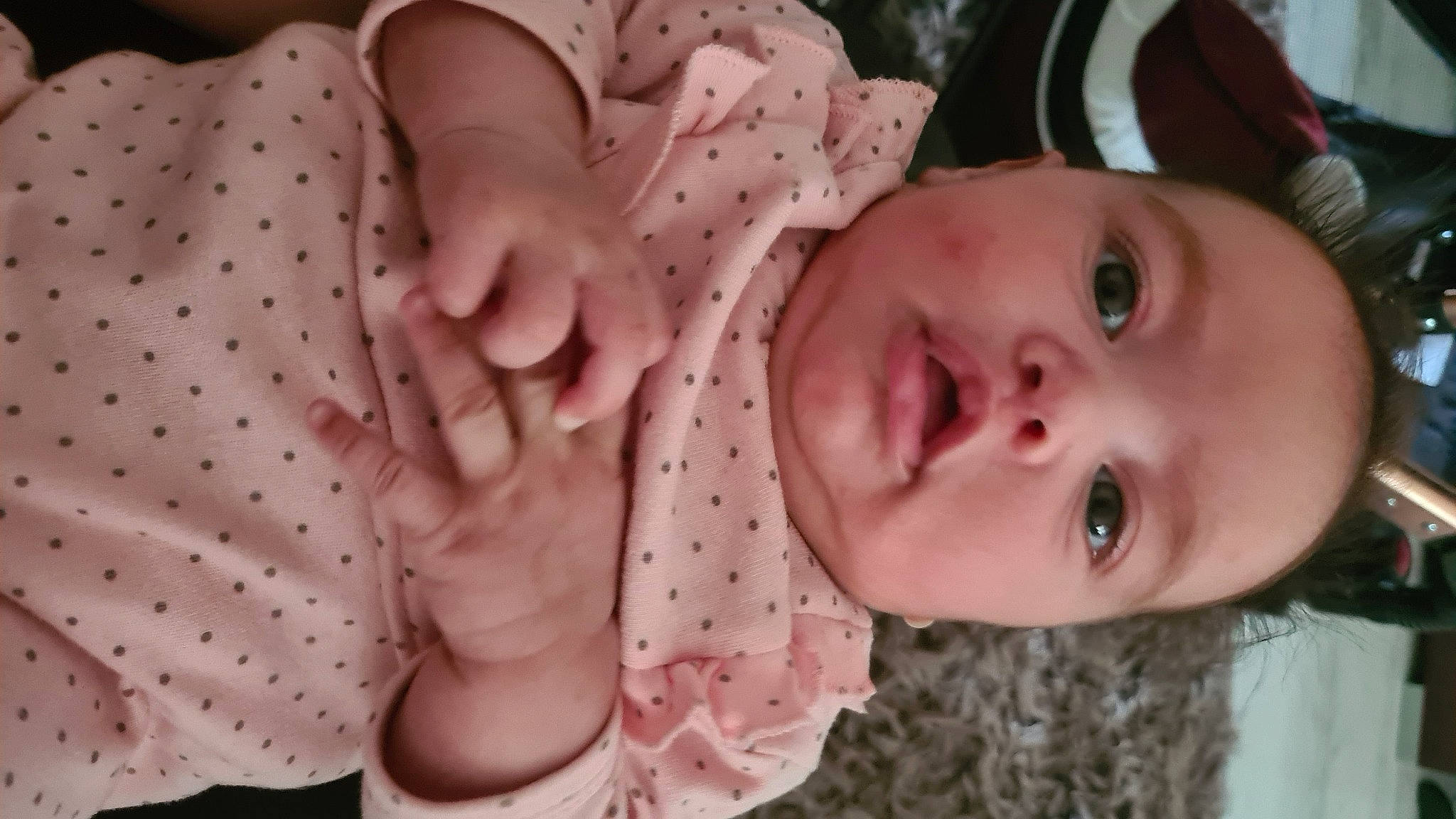 Sophie a rejoint le concours — aidez-le/la à gagner de superbes lots ! arm, baby, baby_toddler_clothing, cheek, ear, eye, eyelash, finger, gesture, hand, human_body, iris, lip, mouth, neck, nose, person, product, skin, sleeve