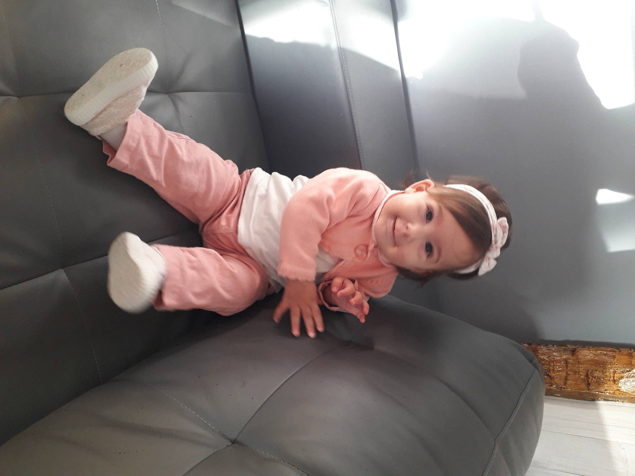 Mia participe au concours pour gagner de l'argent avec cette photo : baby, baby_toddler_clothing, child, comfort, couch, flash_photography, flooring, foot, fun, gesture, happy, human_body, human_leg, joy, knee, person, room, sitting, sock, thigh