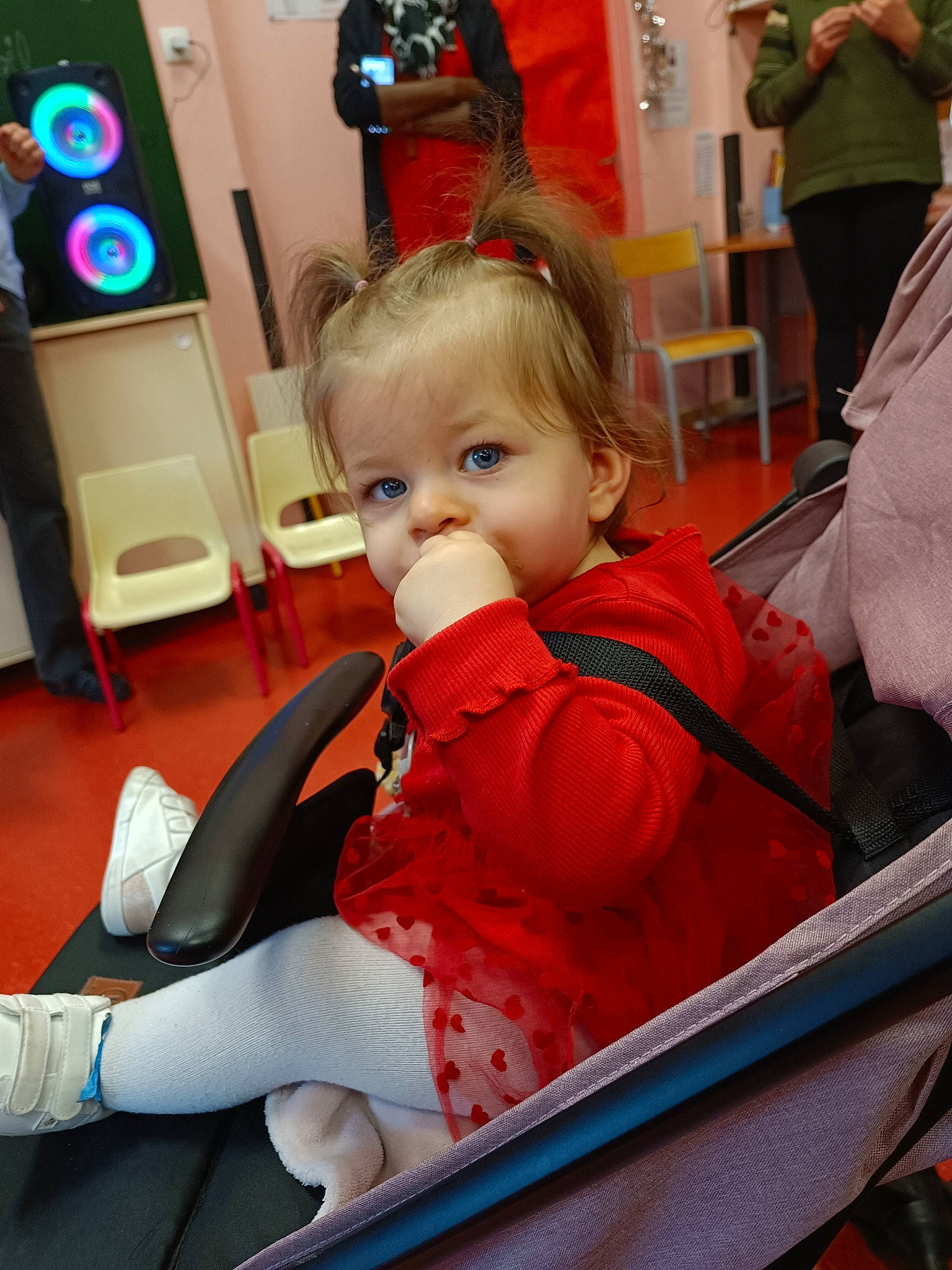 Inès participe au concours pour gagner de l'argent avec cette photo : baby, baby_carriage, baby_products, baby_toddler_clothing, blond, chair, child, comfort, event, flooring, fun, hairstyle, human_leg, lap, leisure, person, product, recreation, sitting, skin