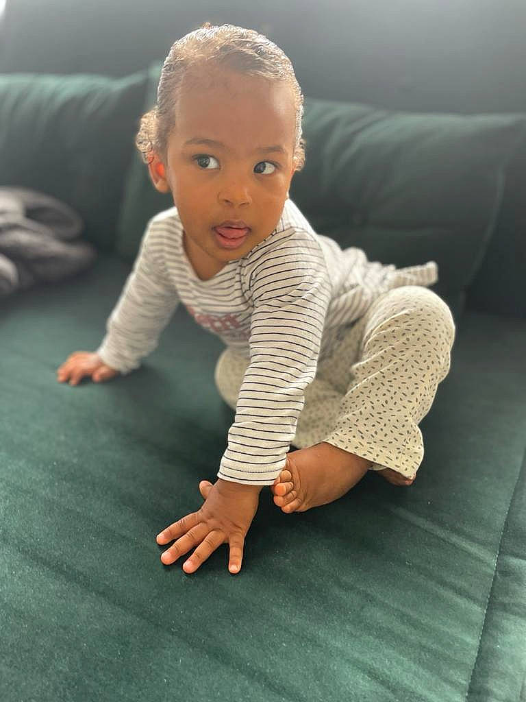 Alya participe au concours pour gagner de l'argent avec cette photo : baby_toddler_clothing, comfort, face, finger, flash_photography, floor, flooring, gesture, hair, hand, head, human, joint, leg, neck, person, shoulder, skin, sleeve, standing