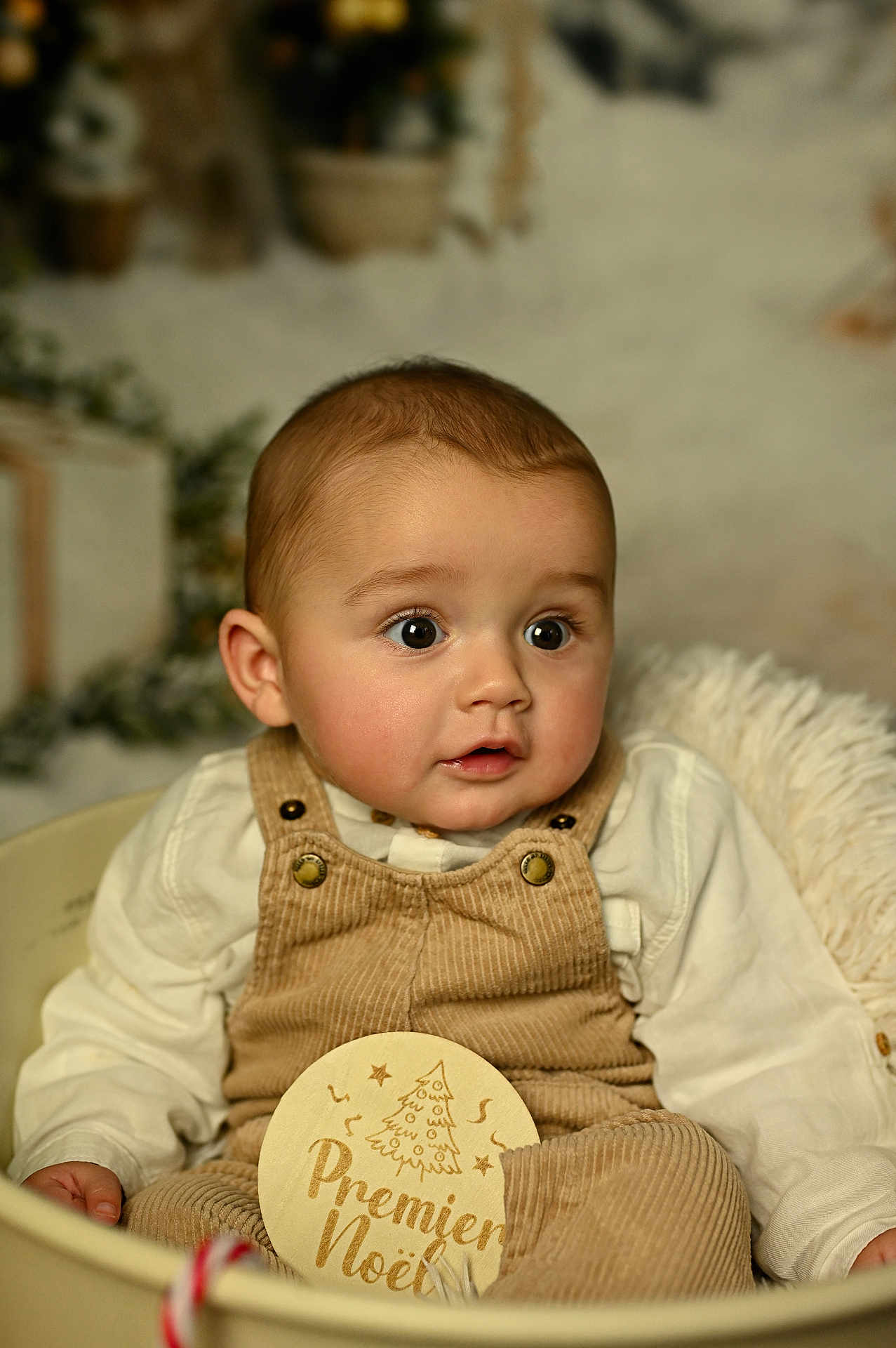 Malone a rejoint le concours — aidez-le/la à gagner de superbes lots ! baby, infant, child, face, eyes, overalls, corduroy, shirt, basket, wooden_sign, holiday, christmas, premier_noel, portrait, cute, soft_lighting, indoor, cozy, festive, smiling