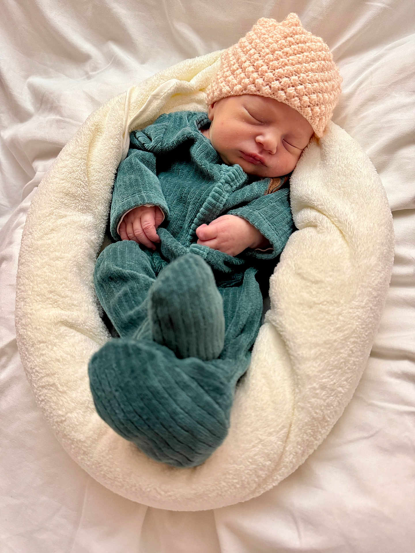 Jade participe au concours pour gagner de l'argent avec cette photo : newborn, baby, sleeping, infant, soft, cushion, blanket, knitted_hat, teal_onesie, cozy, peaceful, closeup, indoors, child, portrait, resting, cute, small_hands, wrapped, comfort