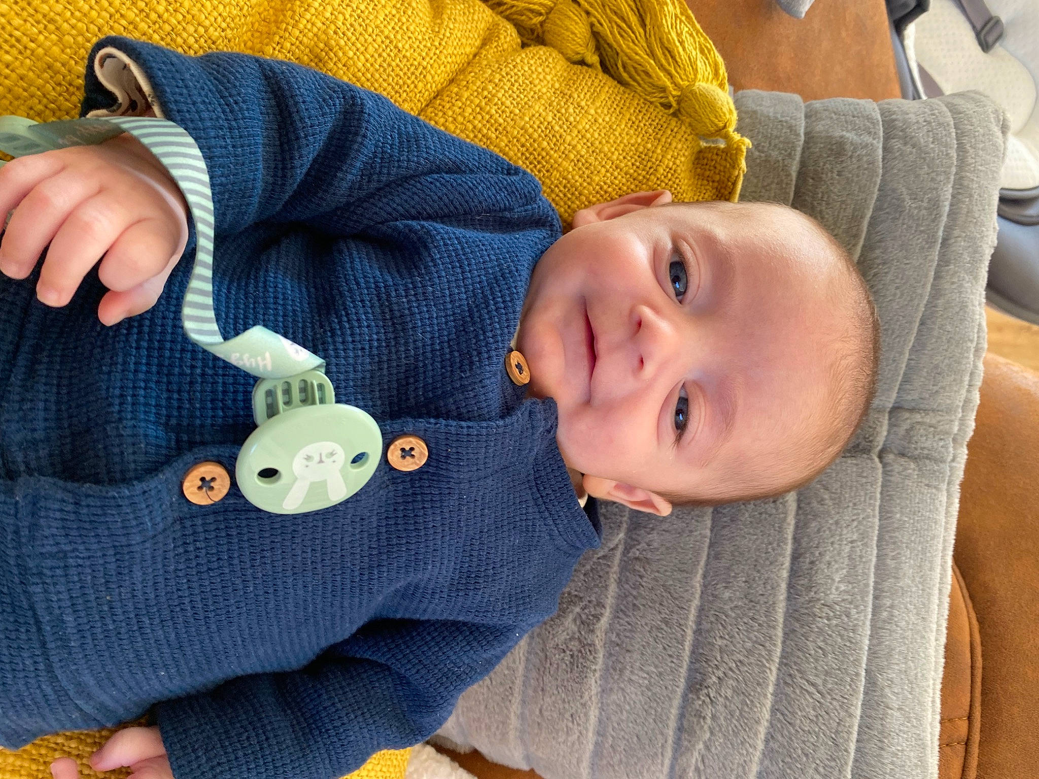 Eliott a rejoint le concours — aidez-le/la à gagner de superbes lots ! baby, baby_products, baby_safety, baby_toddler_clothing, button, cheek, child, comfort, finger, head, nose, pattern, person, skin, sleeve, smile, textile, thumb, toddler, wood