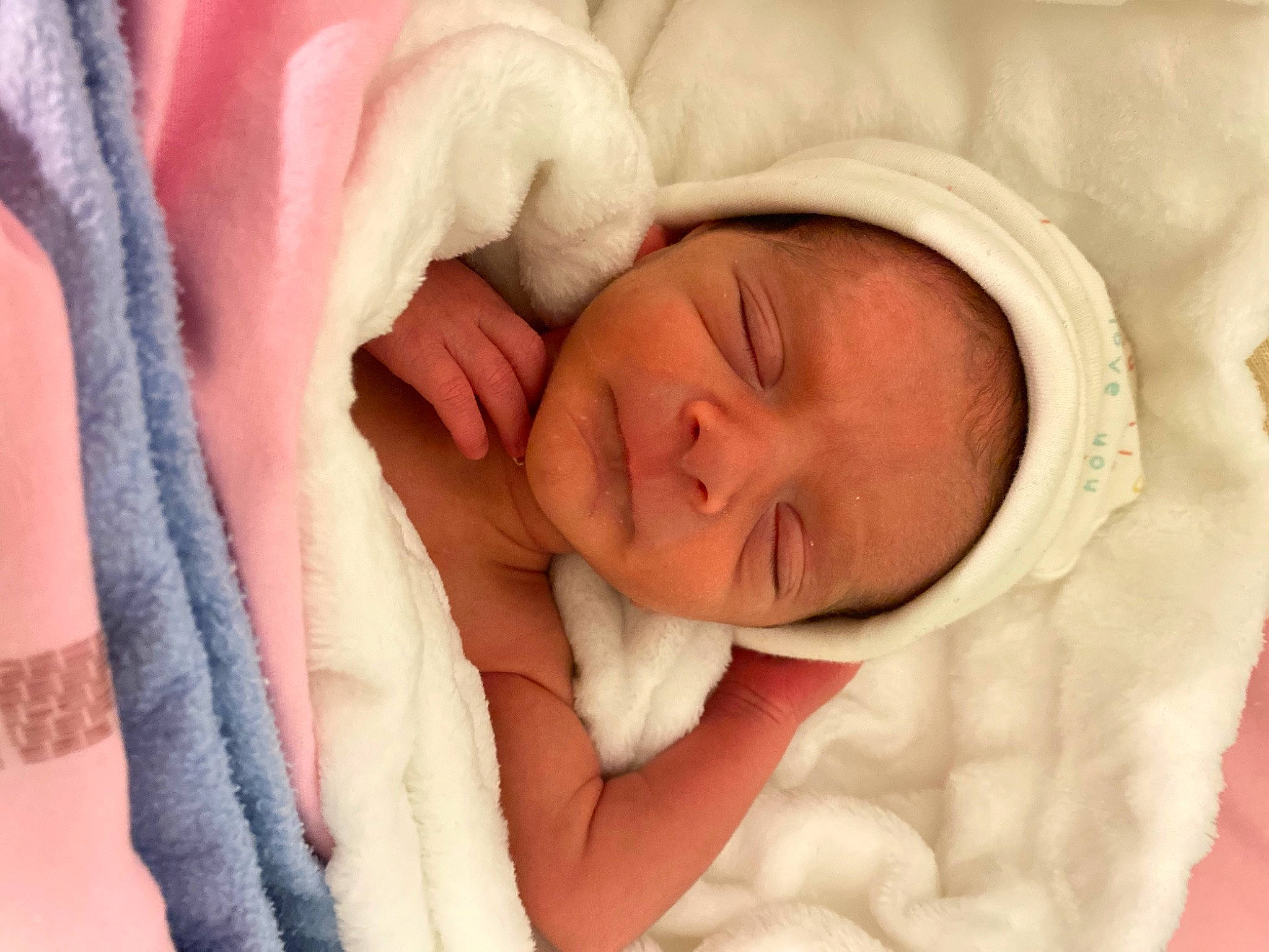 Eliott participe au concours pour gagner de l'argent avec cette photo : baby, baby_products, baby_sleeping, bedding, bedtime, cheek, child, childbirth, comfort, face, fur, linens, nap, peach, person, portrait_photography, room, sleep, thumb, toddler