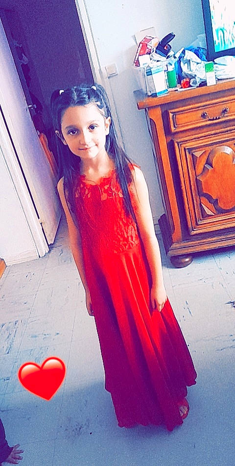 Anissa a rejoint le concours — aidez-le/la à gagner de superbes lots ! cabinetry, day_dress, dress, electric_blue, embellishment, fashion_design, flooring, formal_wear, gown, hairstyle, joint, joy, lip, long_hair, makeover, one_piece_garment, person, red, shoulder, sleeve