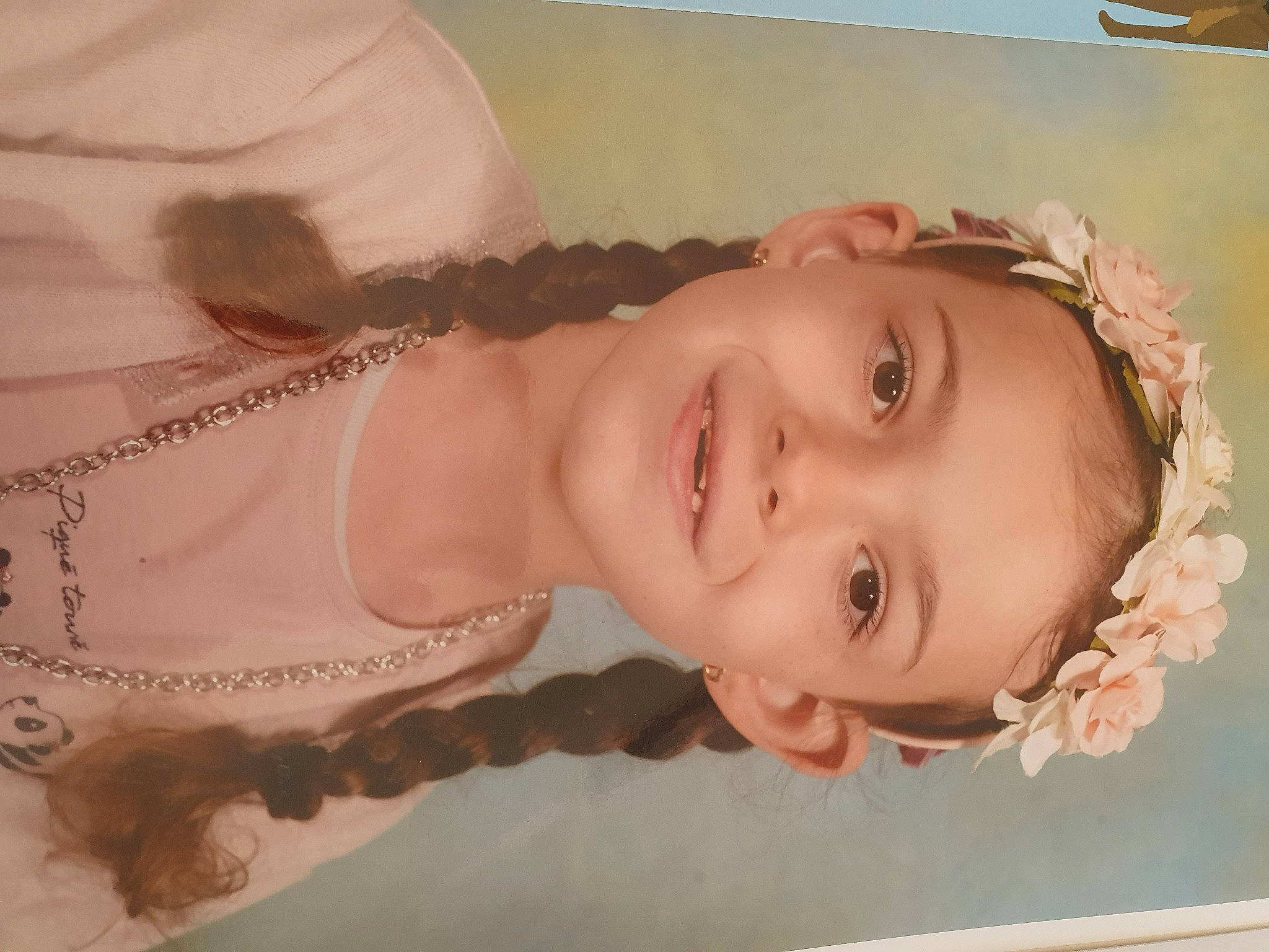 Lou a rejoint le concours — aidez-le/la à gagner de superbes lots ! bridal_accessory, cheek, chest, dress, eyebrow, eyelash, flash_photography, hair_accessory, happy, headwear, human_body, iris, jaw, joy, lip, long_hair, makeover, neck, person, shoulder