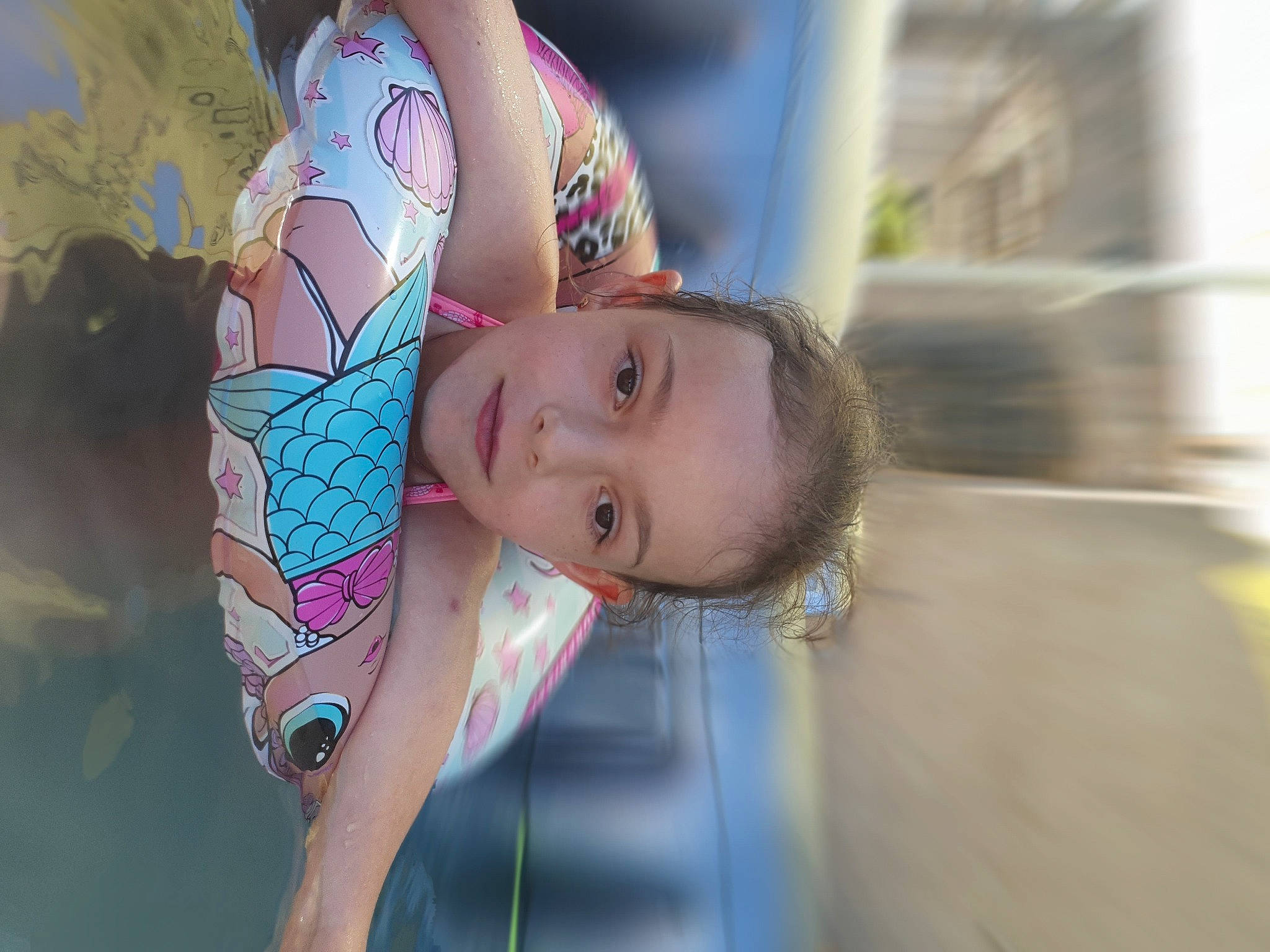 Lou a rejoint le concours — aidez-le/la à gagner de superbes lots ! child, eye, face, facial_expression, fun, happy, head, iris, leisure, lip, magenta, neck, pattern, person, shoulder, skin, smile, temporary_tattoo, toddler, tree