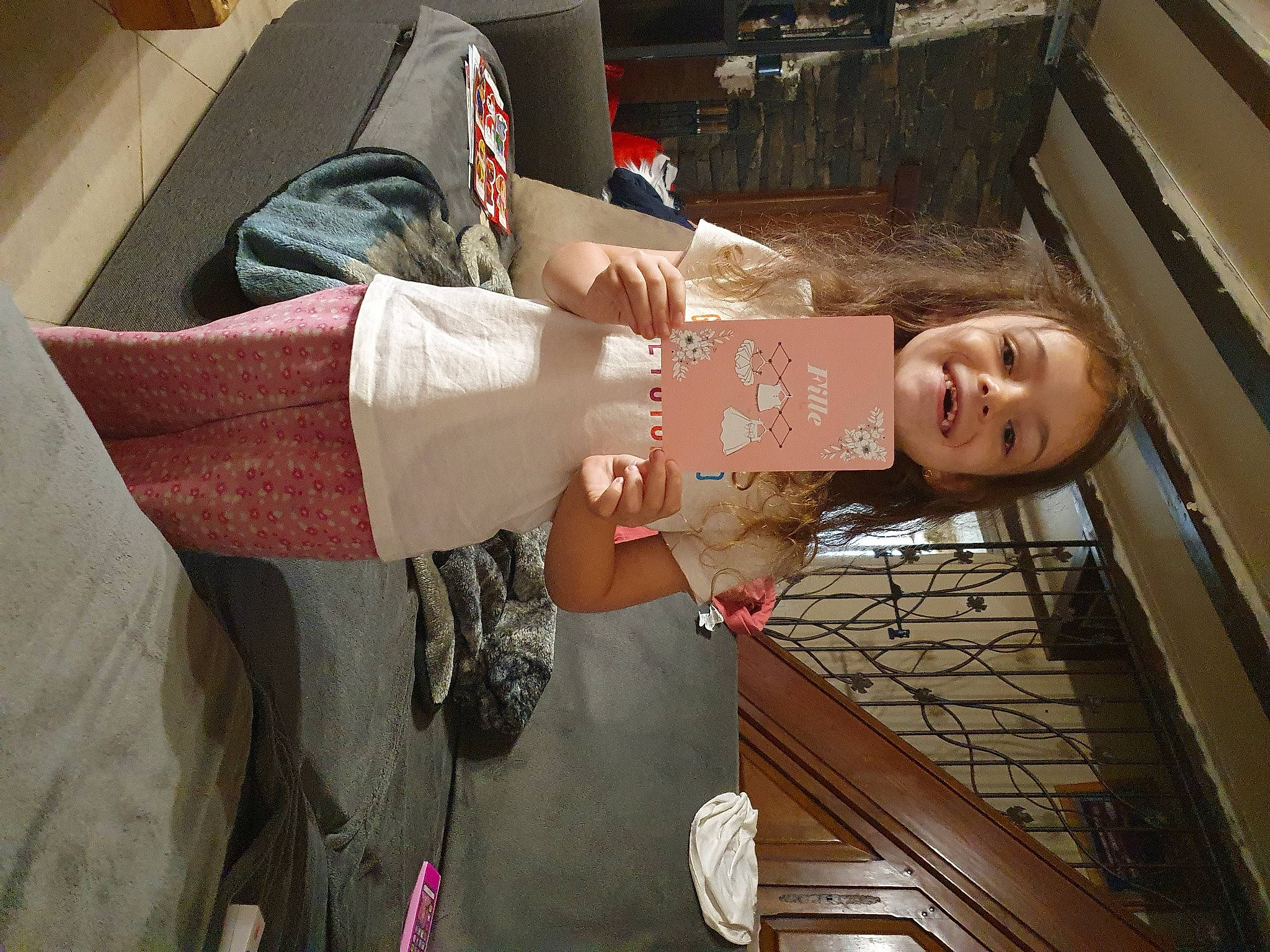 Lou a rejoint le concours — aidez-le/la à gagner de superbes lots ! dress, elbow, fashion_design, flesh, flooring, gesture, human_leg, joy, linens, nail, pattern, person, room, sleeve, street_fashion, textile, wood, wrist