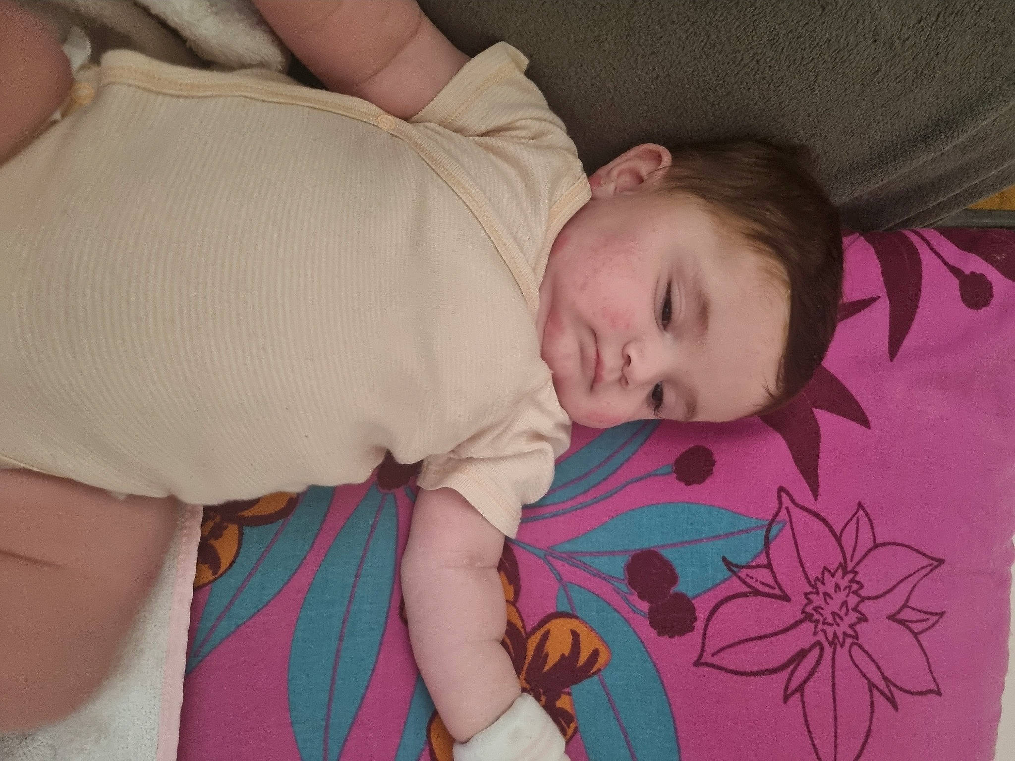Camille a rejoint le concours — aidez-le/la à gagner de superbes lots ! arm, baby, baby_toddler_clothing, bed, bedtime, cheek, child, comfort, couch, finger, happy, head, human_body, joint, linens, pattern, person, pink, skin, textile