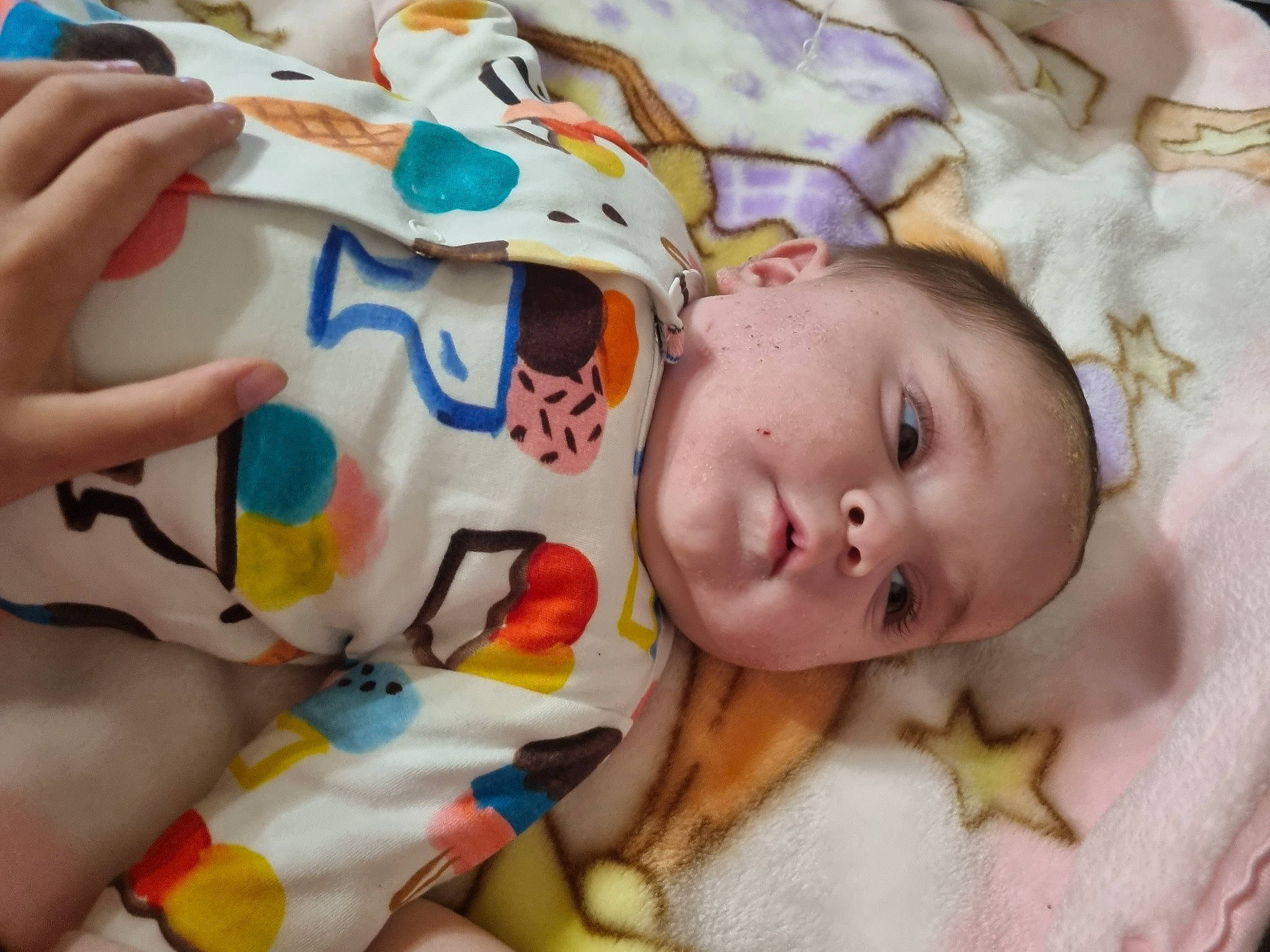 Camille participe au concours pour gagner de l'argent avec cette photo : baby, baby_products, baby_toddler_clothing, cheek, child, eye, eyelash, facial_expression, finger, fun, happy, head, iris, linens, mouth, nose, person, product, skin, toddler