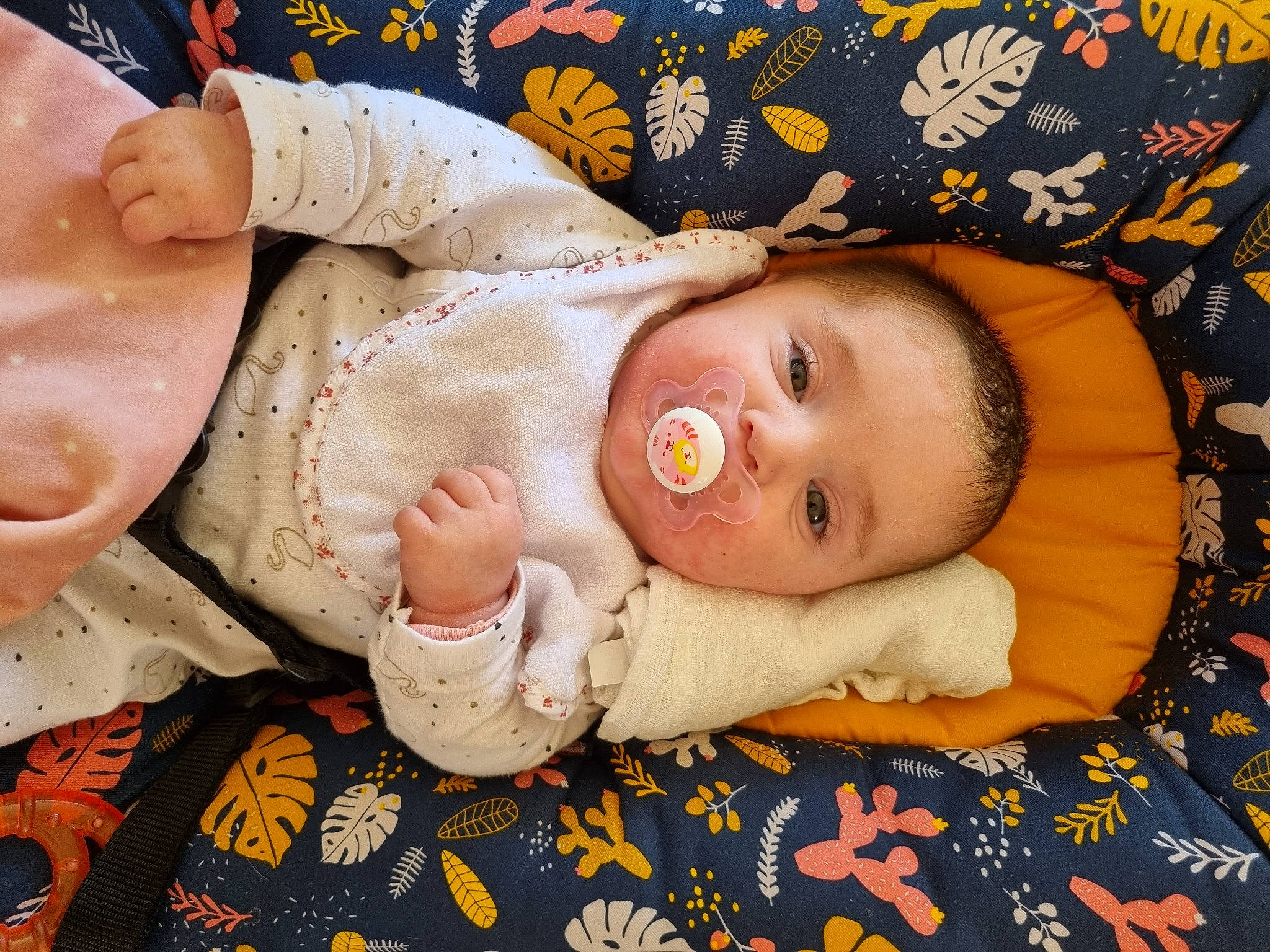 Camille a rejoint le concours — aidez-le/la à gagner de superbes lots ! baby, baby_products, baby_toddler_clothing, cheek, child, comfort, eye, facial_expression, happy, head, linens, nail, pattern, peach, person, portrait_photography, skin, sleeve, smile, toddler