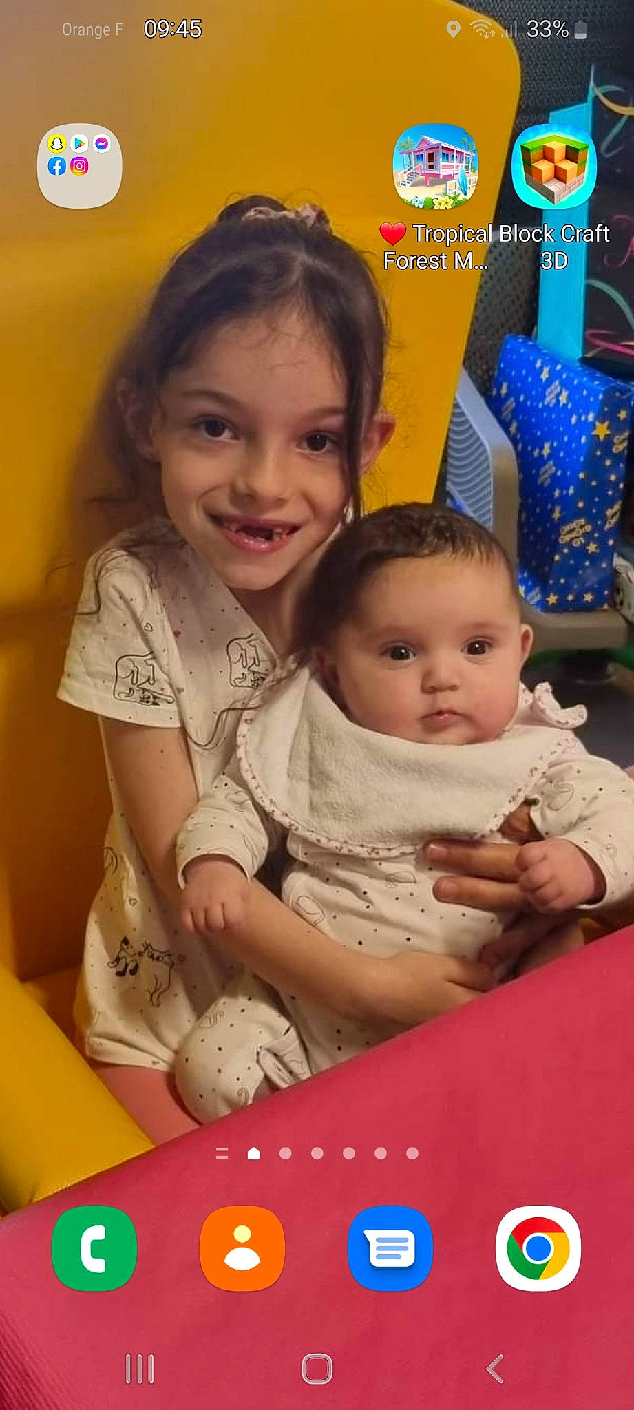 Camille a rejoint le concours — aidez-le/la à gagner de superbes lots ! baby, cheek, chin, dress, face, facial_expression, finger, fun, hairstyle, happy, human, human_body, interaction, joy, nose, organ, person, product, skin, smile