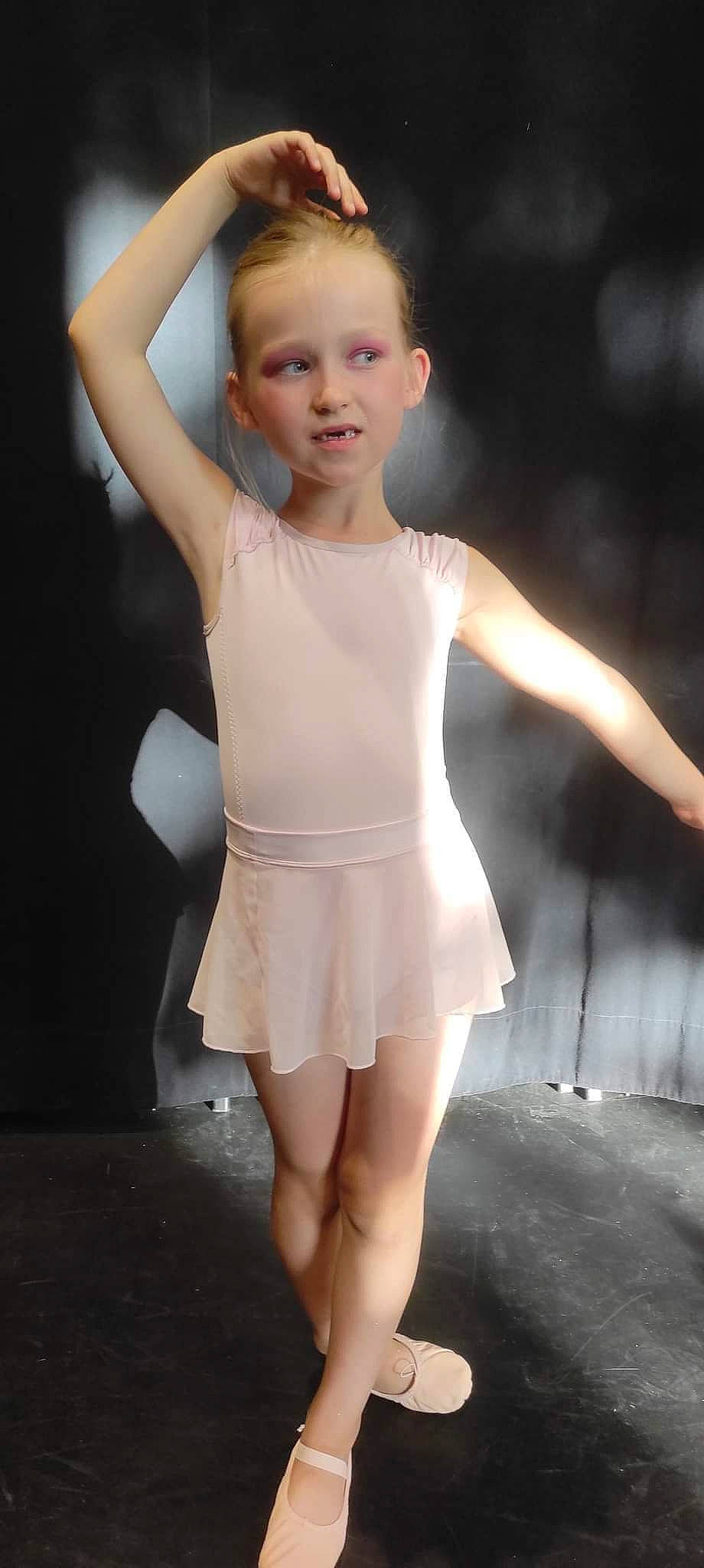 Jade participe au concours pour gagner de l'argent avec cette photo : baby_toddler_clothing, ballet_shoe, blond, dance, entertainment, event, fashion_design, flash_photography, hairstyle, human_body, human_leg, joint, leg, neck, performing_arts, person, sleeve, sportswear, toddler, trunk