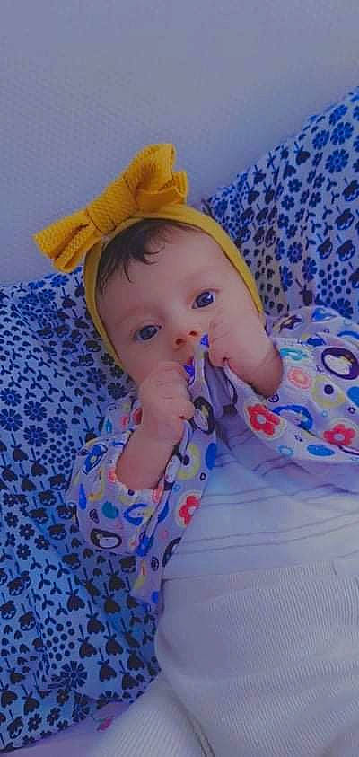 Sarah a rejoint le concours — aidez-le/la à gagner de superbes lots ! baby, baby_toddler_clothing, blue, cap, chin, costume_hat, electric_blue, eye, happy, hat, head, human_body, iris, lip, nose, pattern, person, purple, textile, toddler