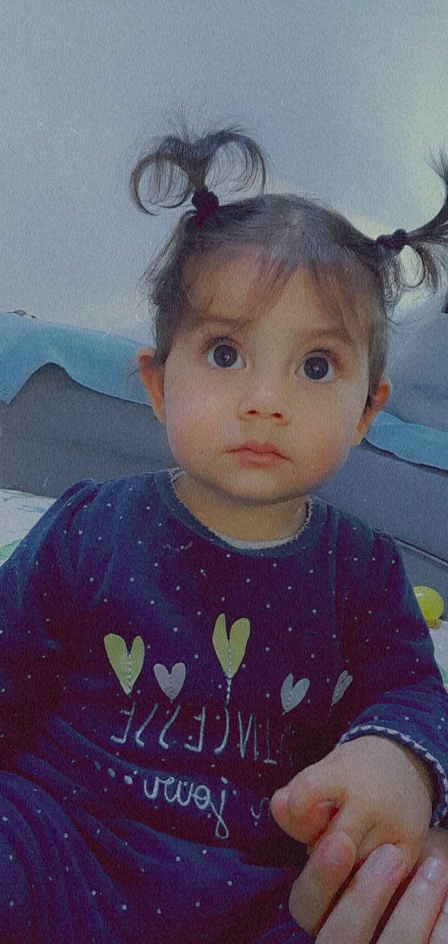 Sarah participe au concours pour gagner de l'argent avec cette photo : baby_toddler_clothing, blond, cheek, child, chin, cool, eye, eyelash, fashion_accessory, forehead, happy, iris, lip, nose, person, pink, skin, sleeve, t_shirt, toddler